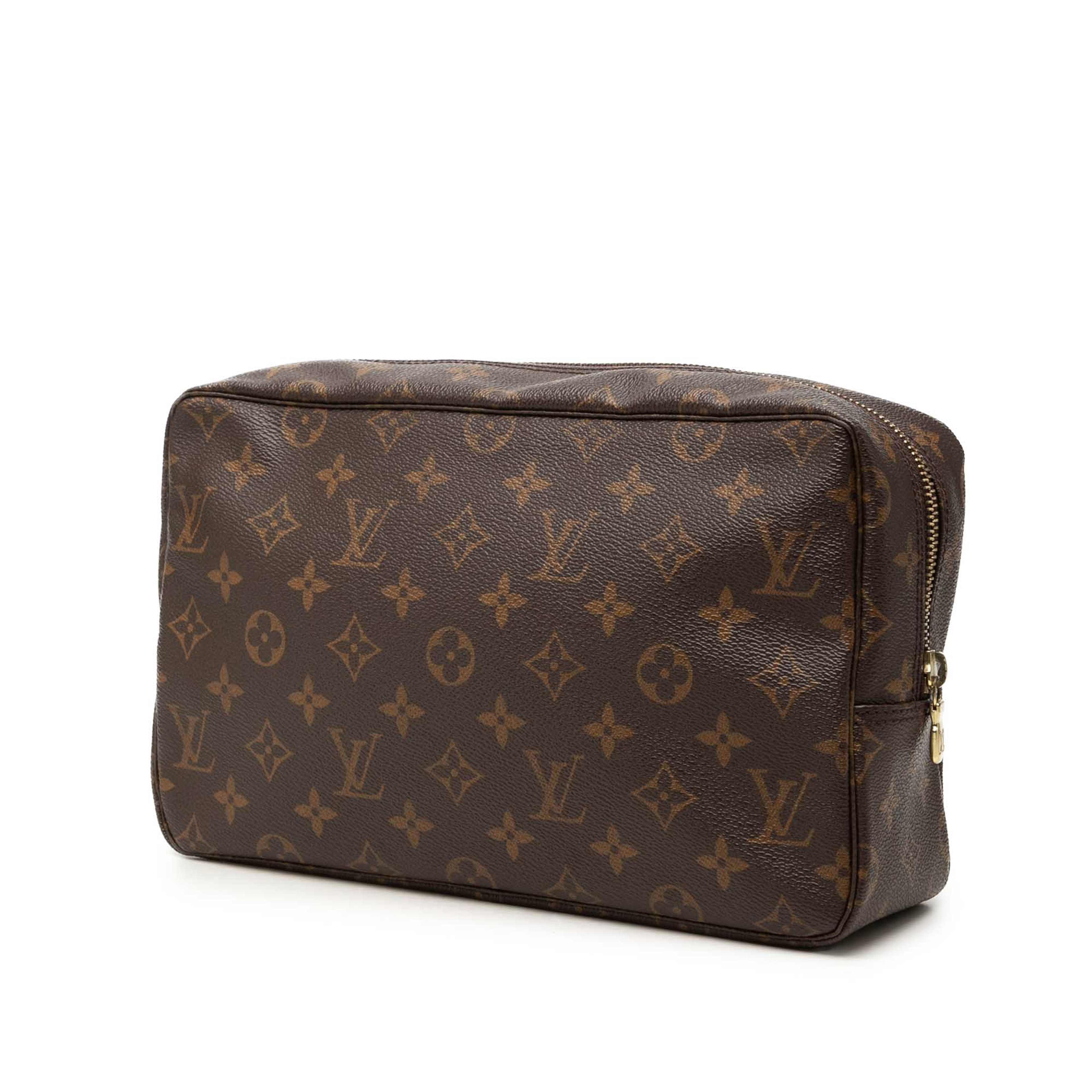 Louis Vuitton Monogram Trousse Toilette 28, från Luxclusif, i färgen brun. Klicka för att öppna bilden i stort format
