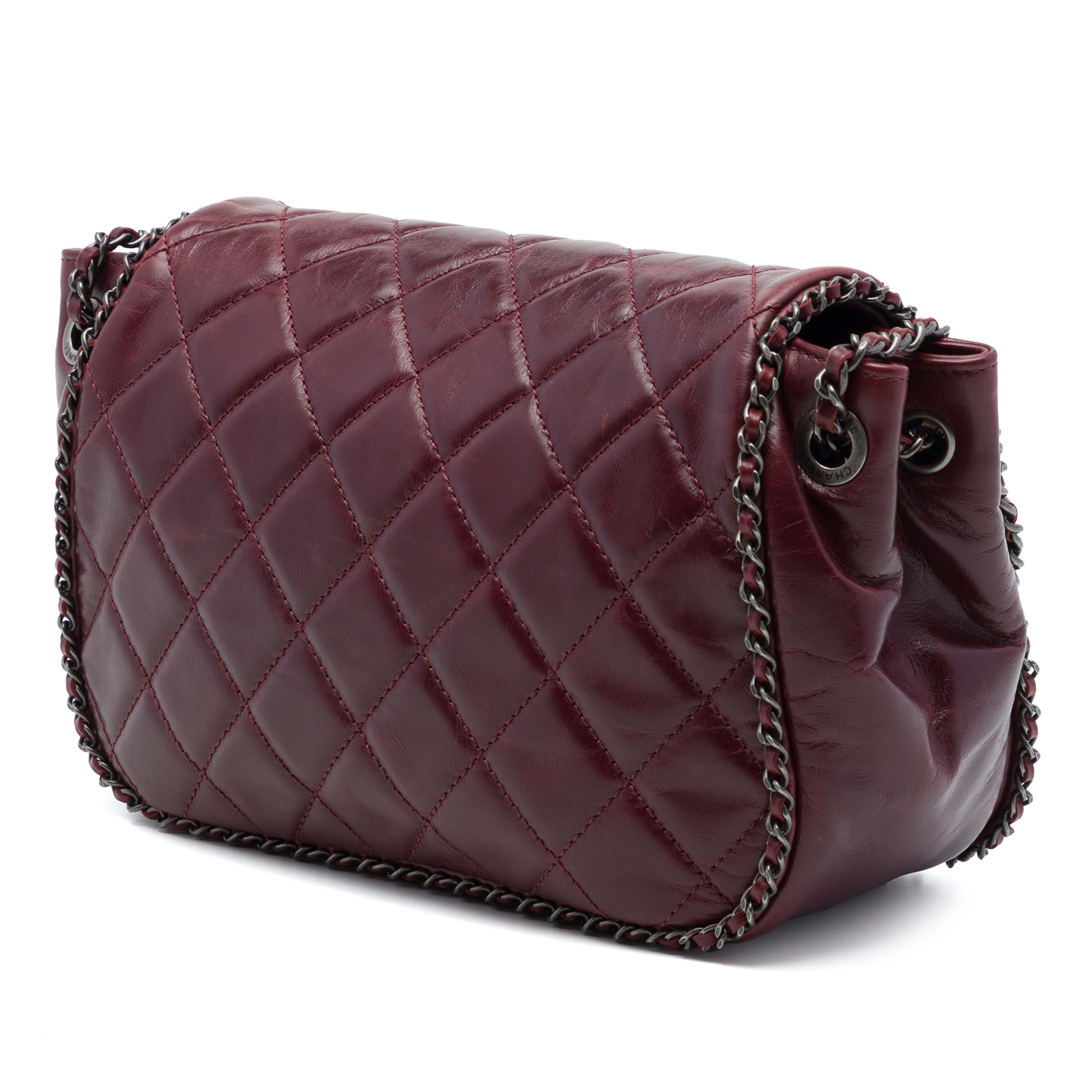 Chanel Small Quilted Calfskin Cc Enchained Accordion Flap, från Luxclusif, i färgen röd. Klicka för att öppna bilden i stort format