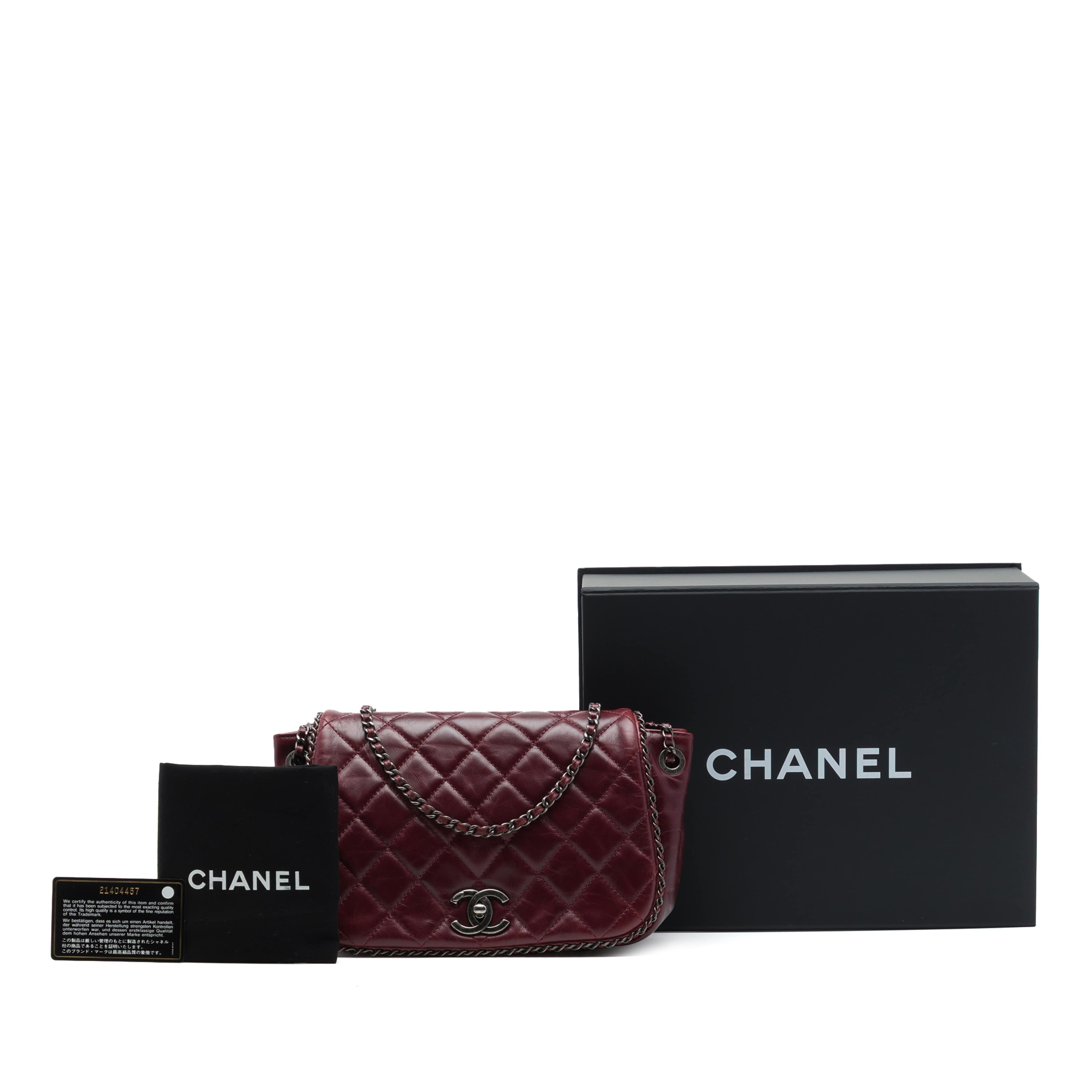Chanel Small Quilted Calfskin Cc Enchained Accordion Flap, från Luxclusif, i färgen röd. Klicka för att öppna bilden i stort format