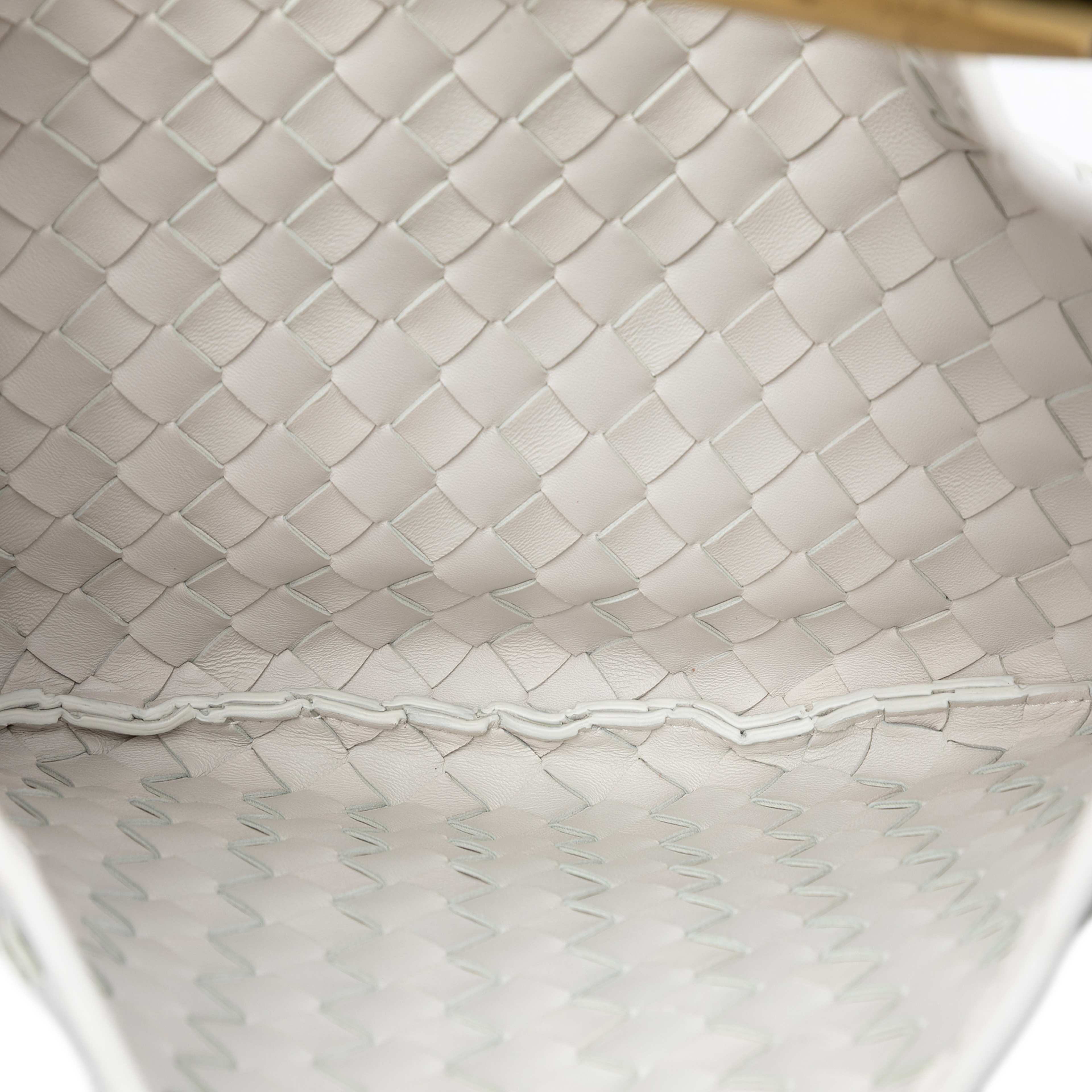 Bottega Veneta Lambskin Intrecciato Sardine, från Luxclusif, i färgen white. Klicka för att öppna bilden i stort format