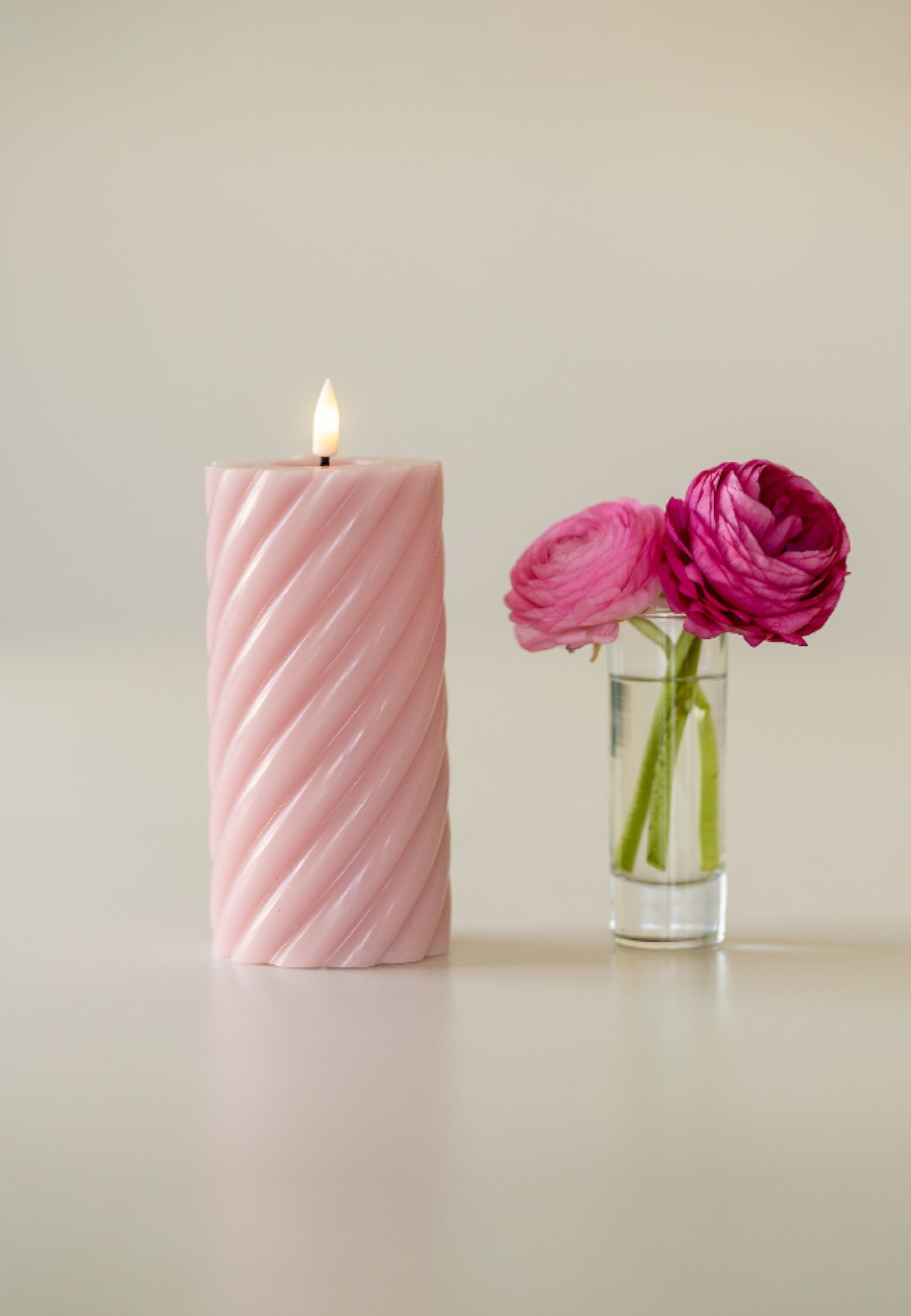 Vega Led Blockljus Ø7,5 1st, från Led Nordic, i färgen rosa. Klicka för att öppna bilden i stort format