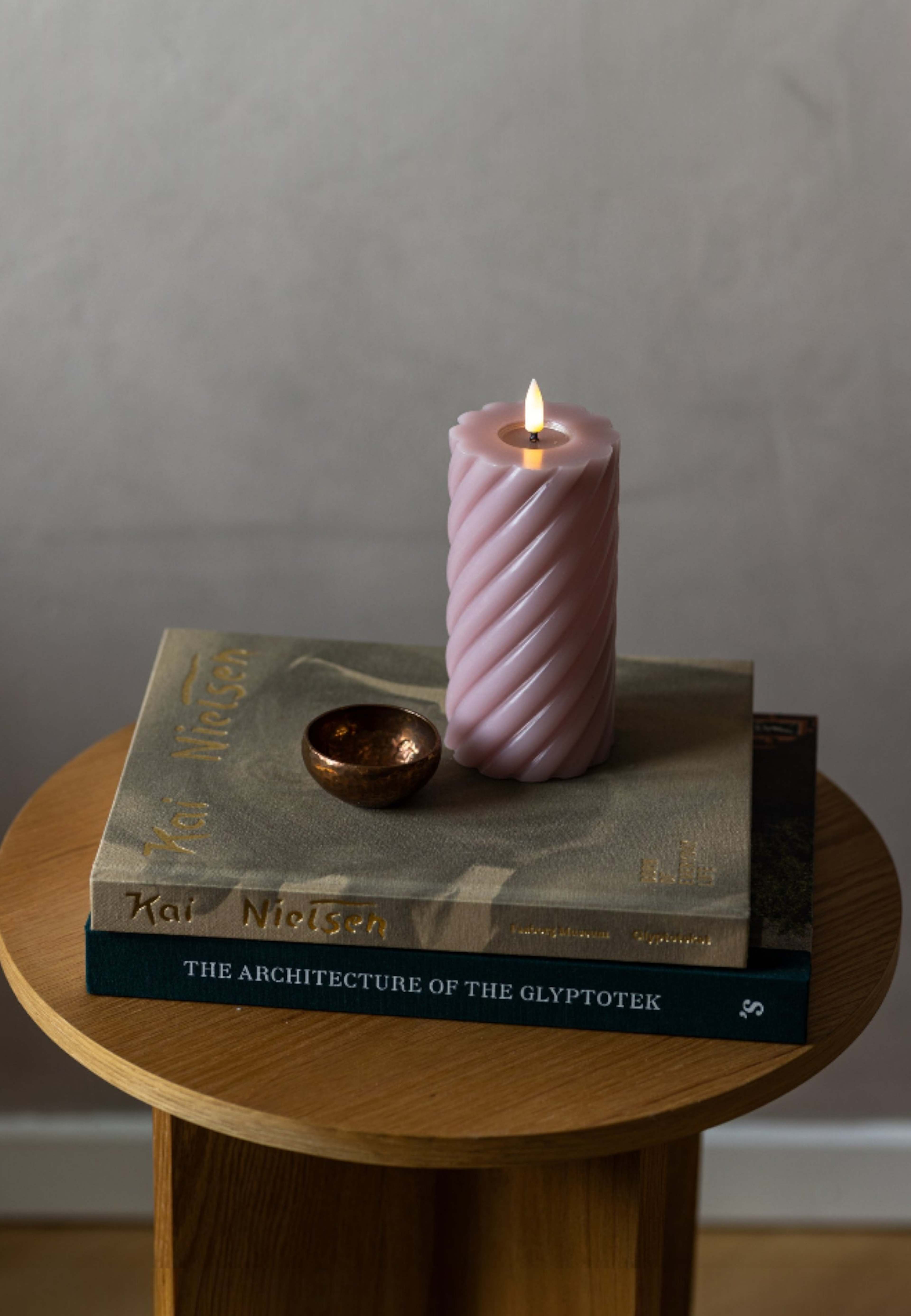 Vega Led Blockljus Ø7,5 1st, från Led Nordic, i färgen rosa. Klicka för att öppna bilden i stort format