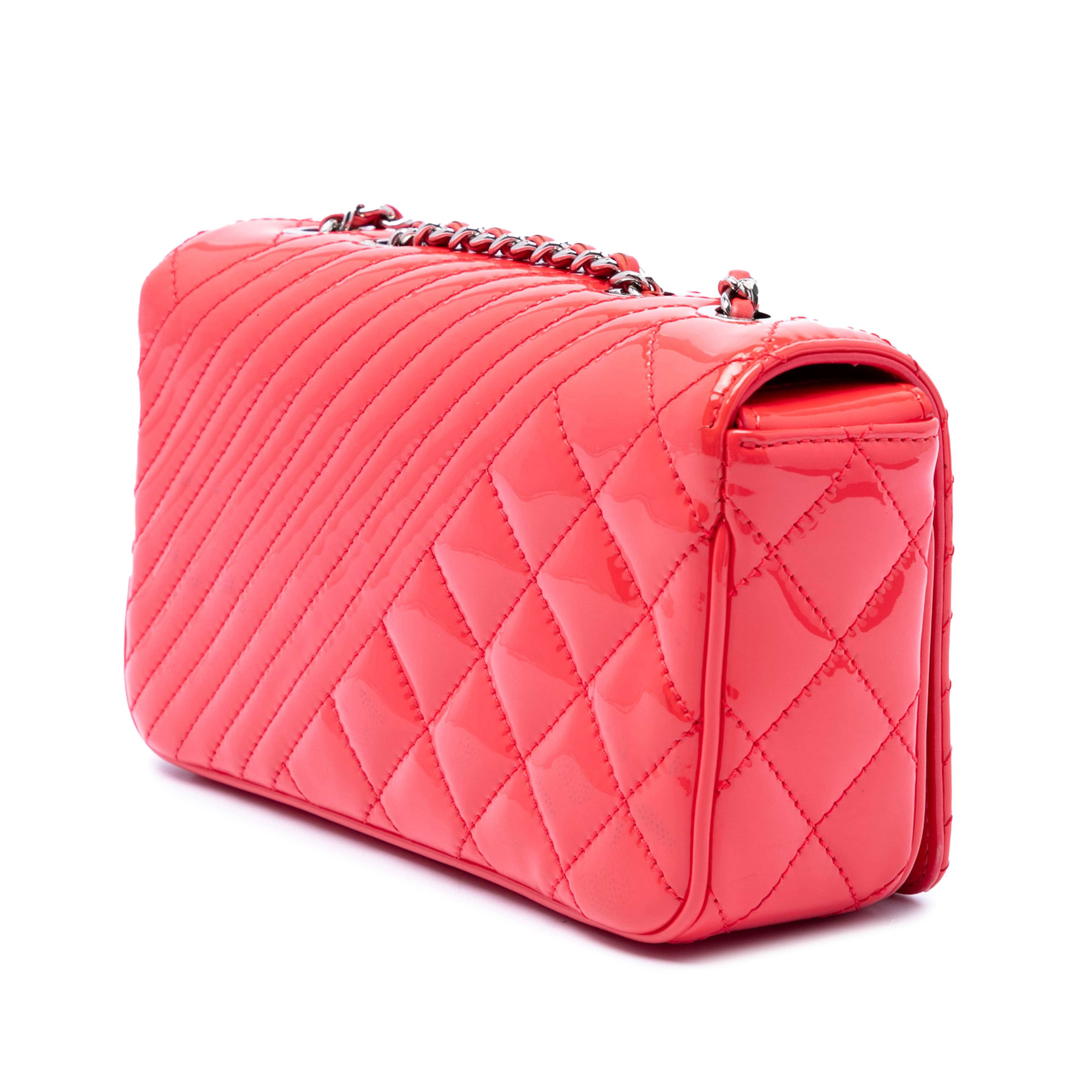 Chanel Small Quilted Patent Coco Boy Flap, från Luxclusif, i färgen röd. Klicka för att öppna bilden i stort format