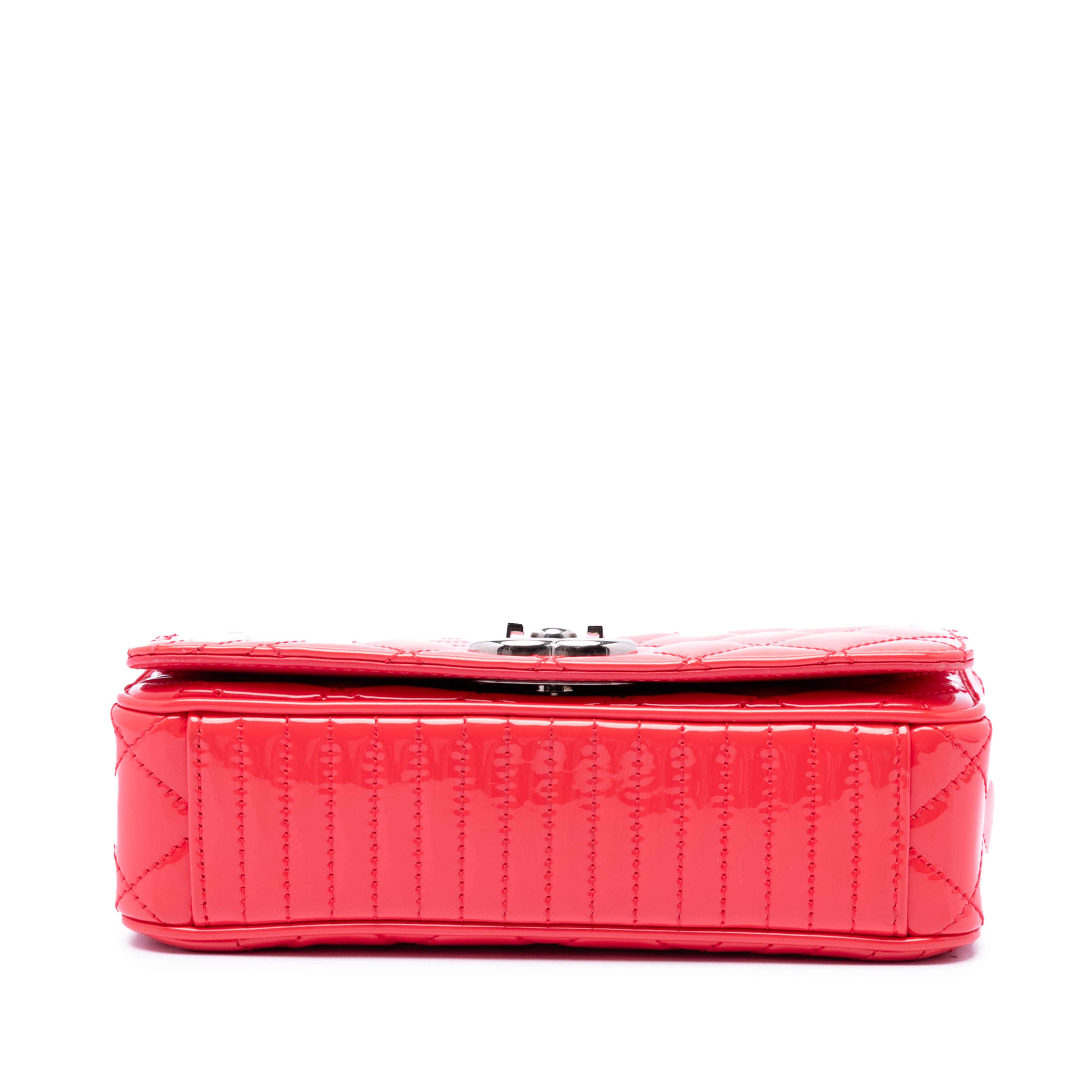 Chanel Small Quilted Patent Coco Boy Flap, från Luxclusif, i färgen röd. Klicka för att öppna bilden i stort format