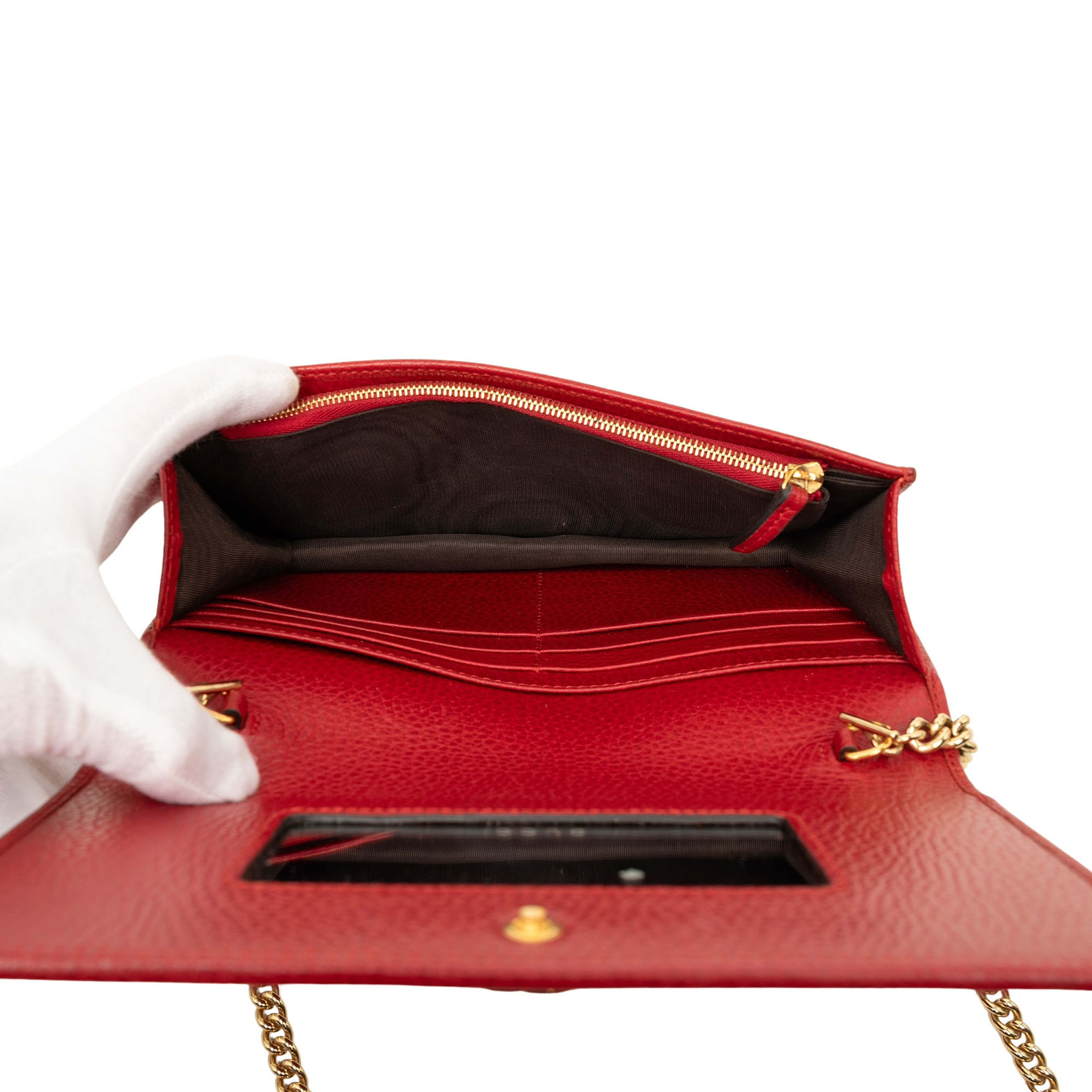 Gucci Gg Marmont Leather Wallet On Chain, från Luxclusif, i färgen röd. Klicka för att öppna bilden i stort format