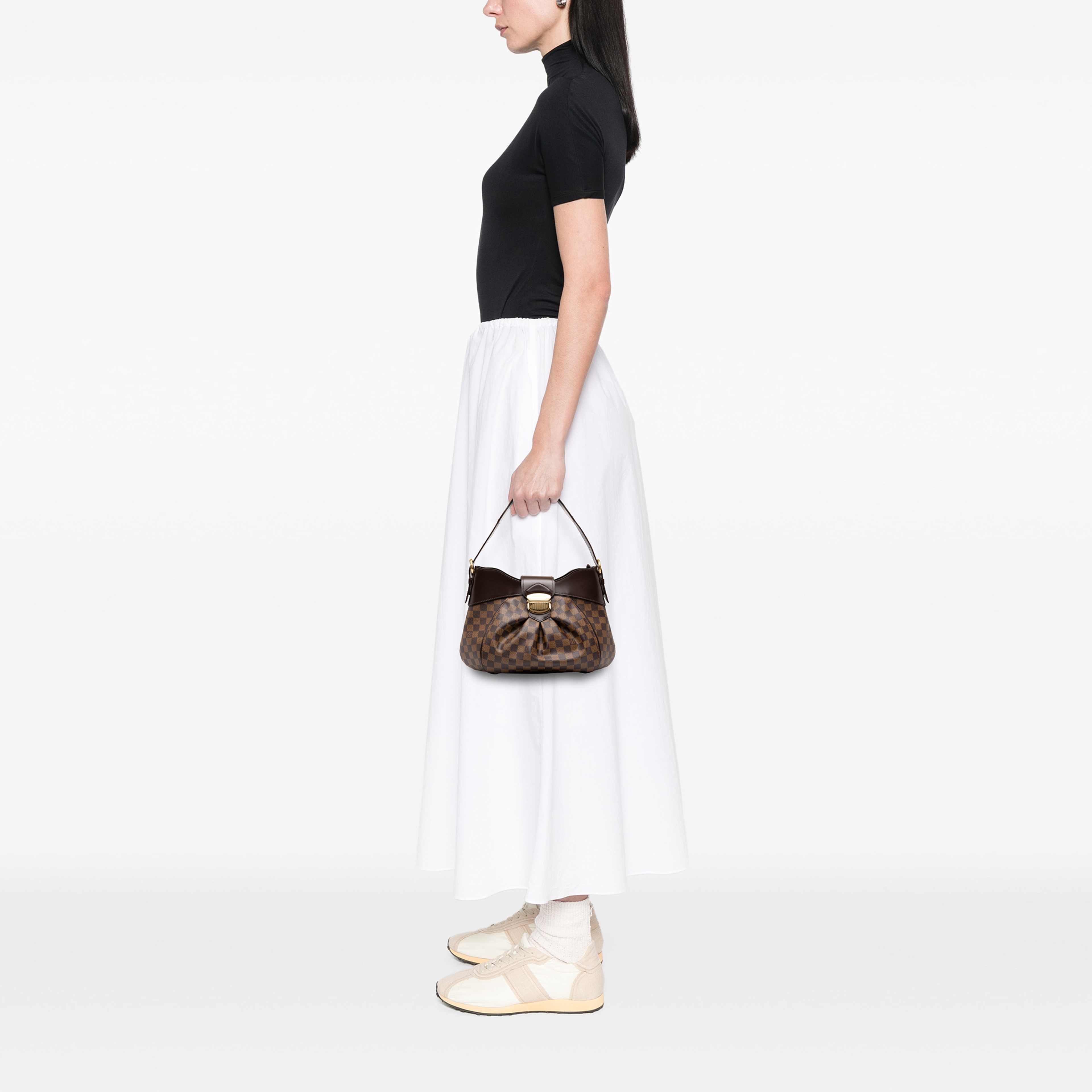 Louis Vuitton Damier Ebene Sistina Pm, från Luxclusif, i färgen brun. Klicka för att öppna bilden i stort format