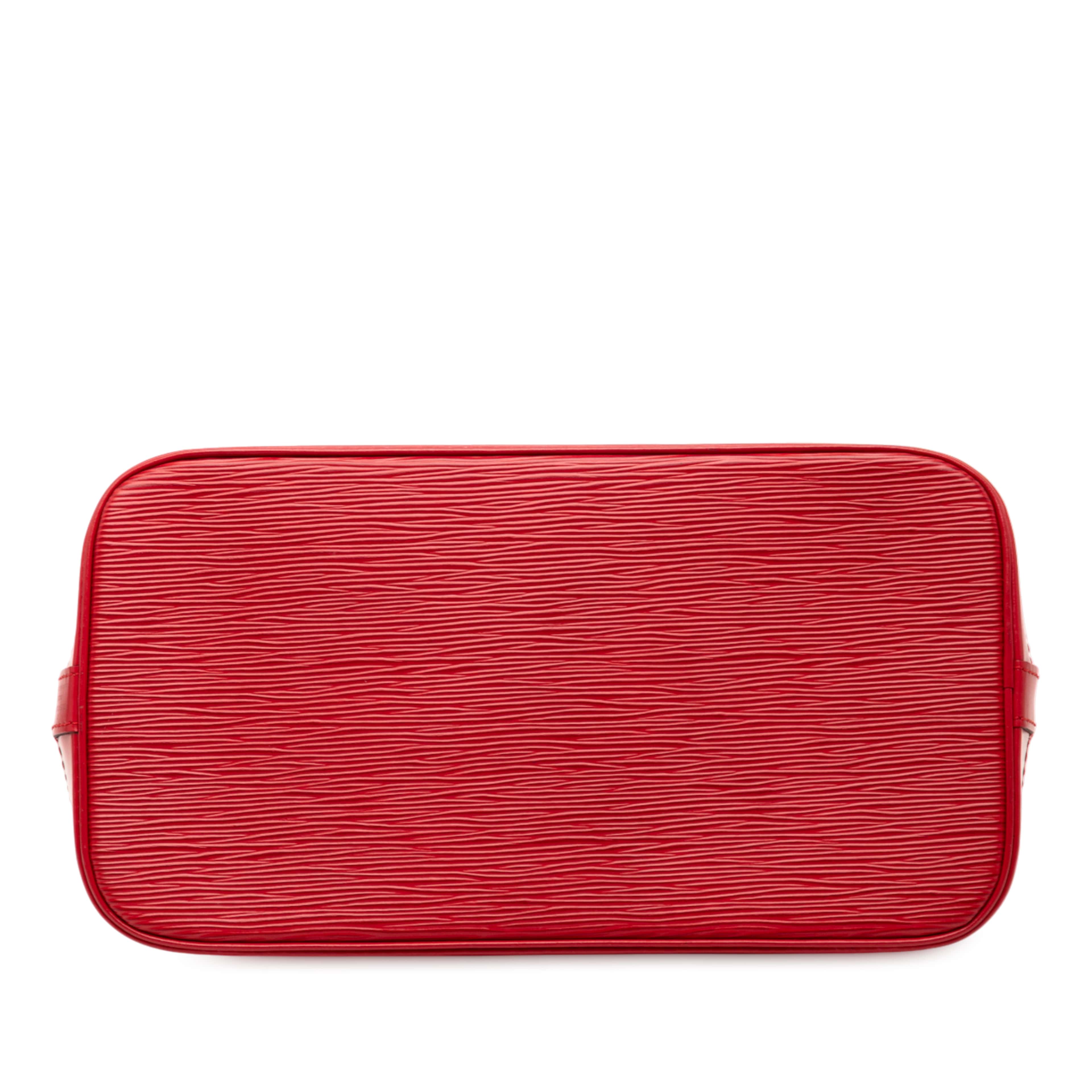 Louis Vuitton Epi Alma Pm, från Luxclusif, i färgen red. Klicka för att öppna bilden i stort format