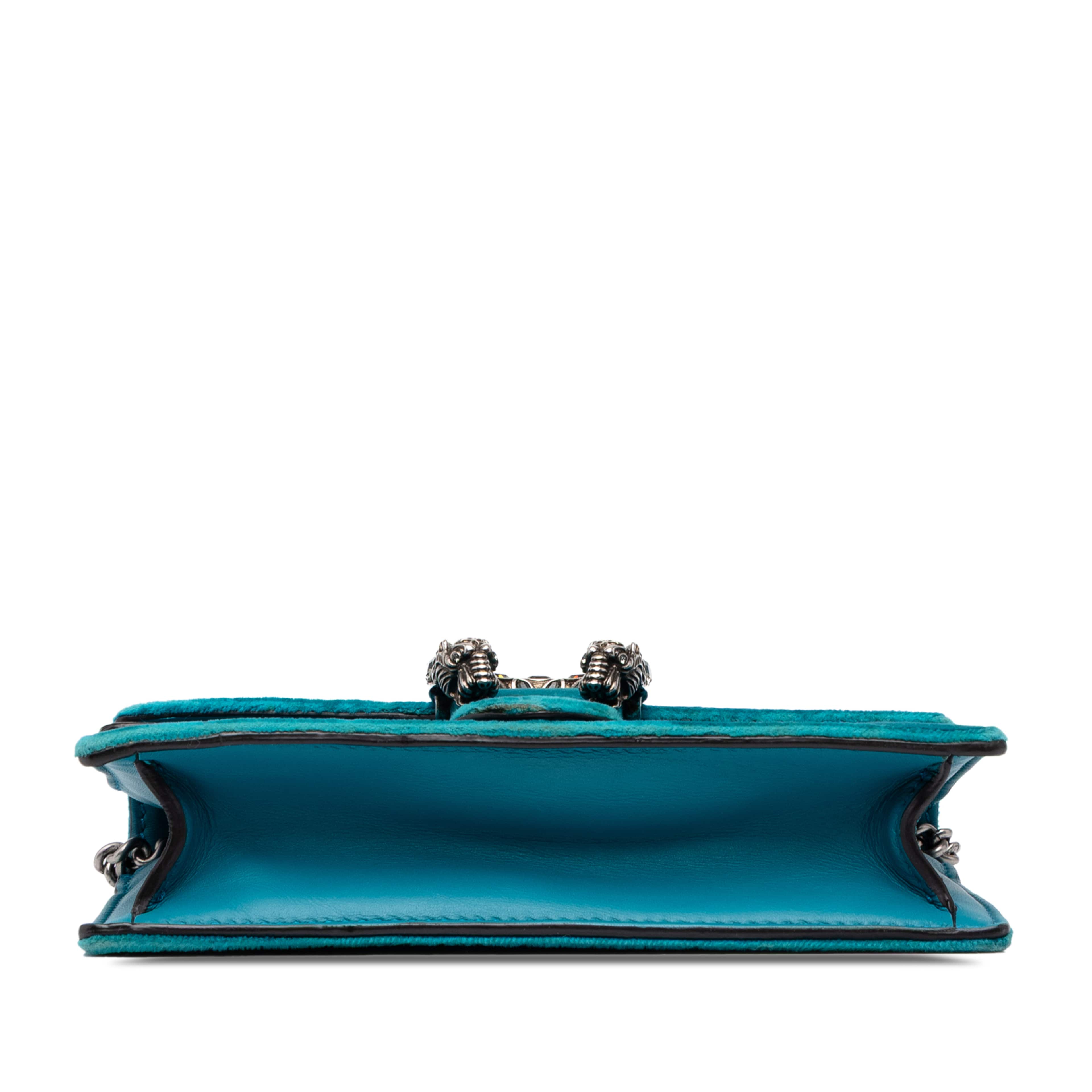 Gucci Mini Velvet Dionysus Crossbody, från Luxclusif, i färgen blå. Klicka för att öppna bilden i stort format