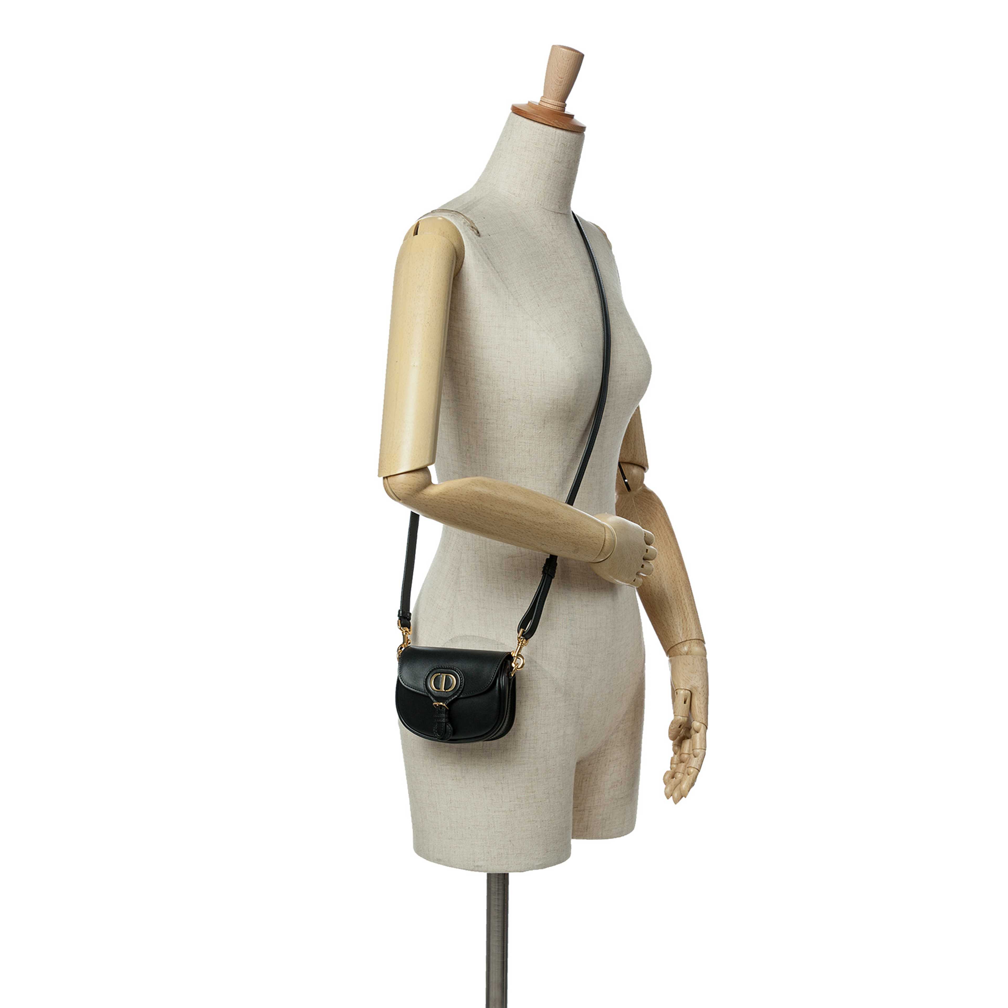 Dior Micro Calfskin Bobby Crossbody, från Luxclusif, i färgen svart. Klicka för att öppna bilden i stort format