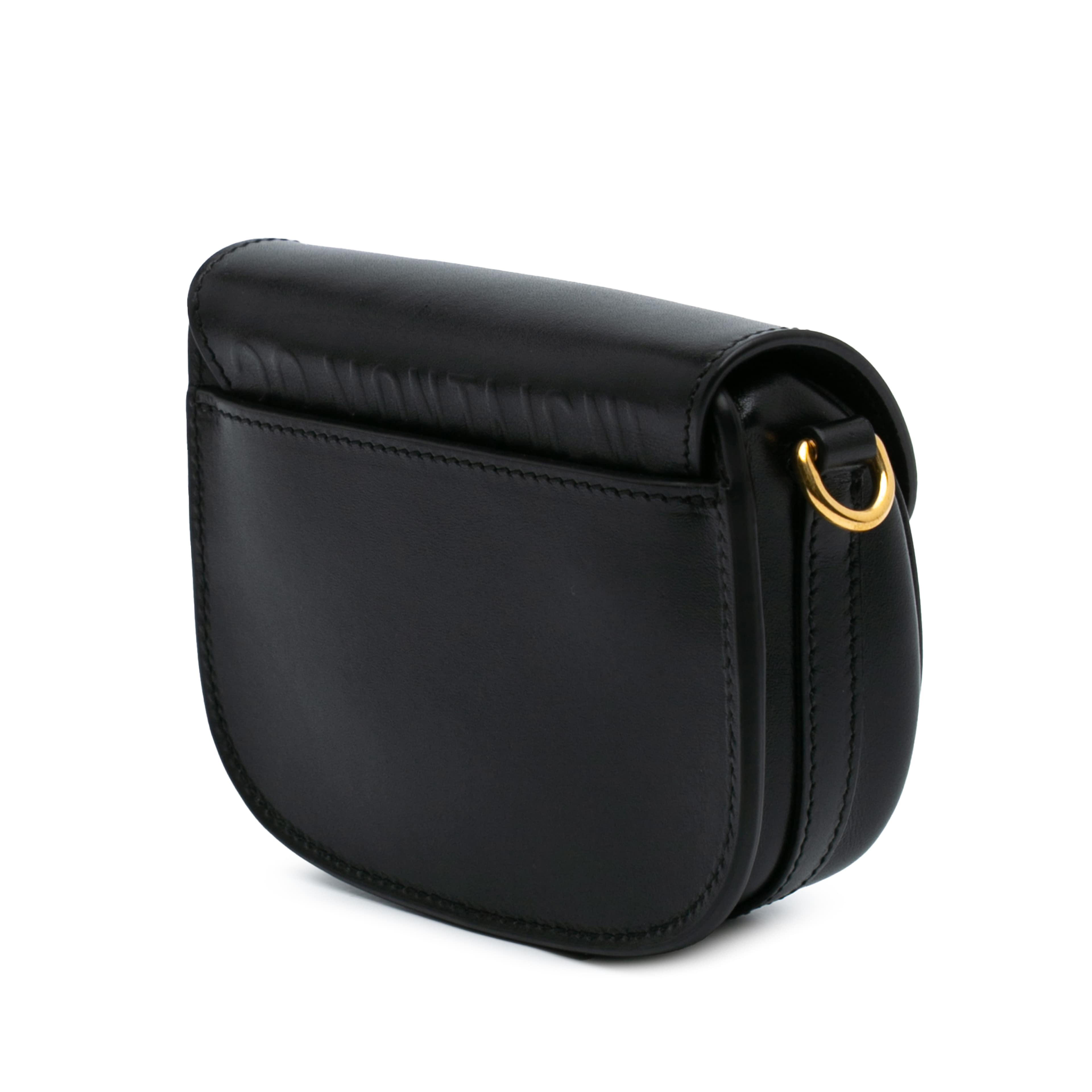 Dior Micro Calfskin Bobby Crossbody, från Luxclusif, i färgen svart. Klicka för att öppna bilden i stort format