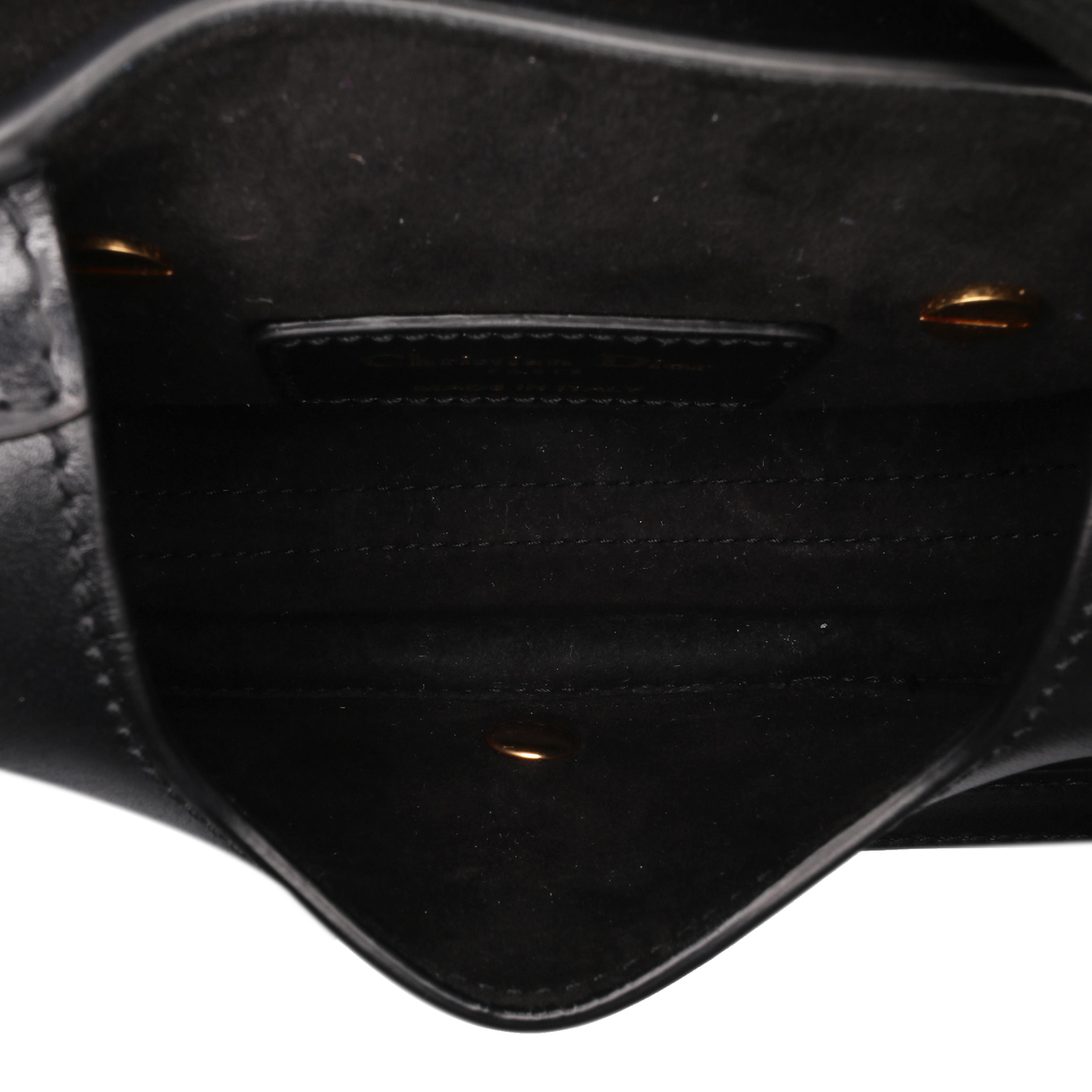 Dior Micro Calfskin Bobby Crossbody, från Luxclusif, i färgen black. Klicka för att öppna bilden i stort format