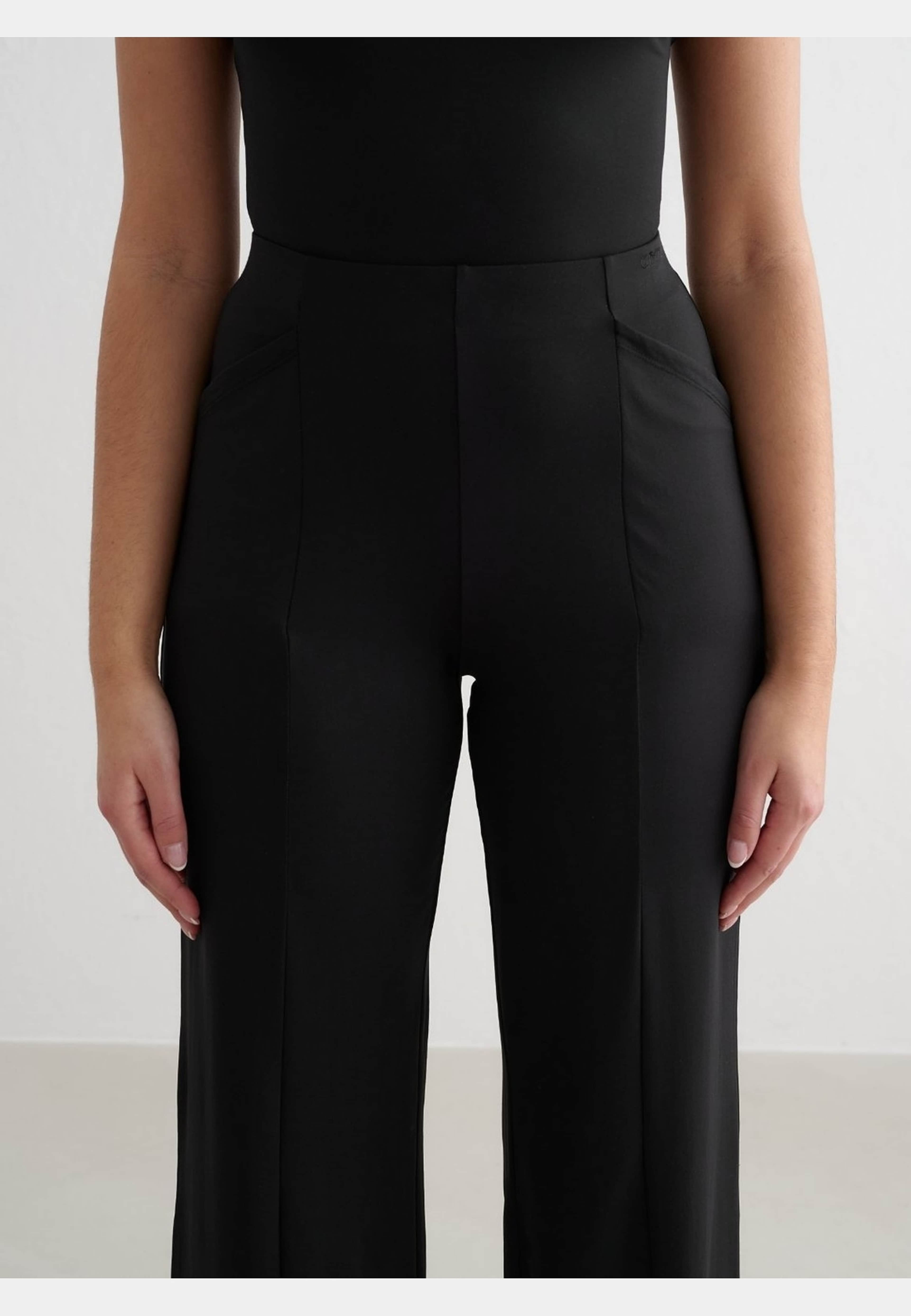 Essence Pants, från aim'n, i färgen black. Klicka för att öppna bilden i stort format