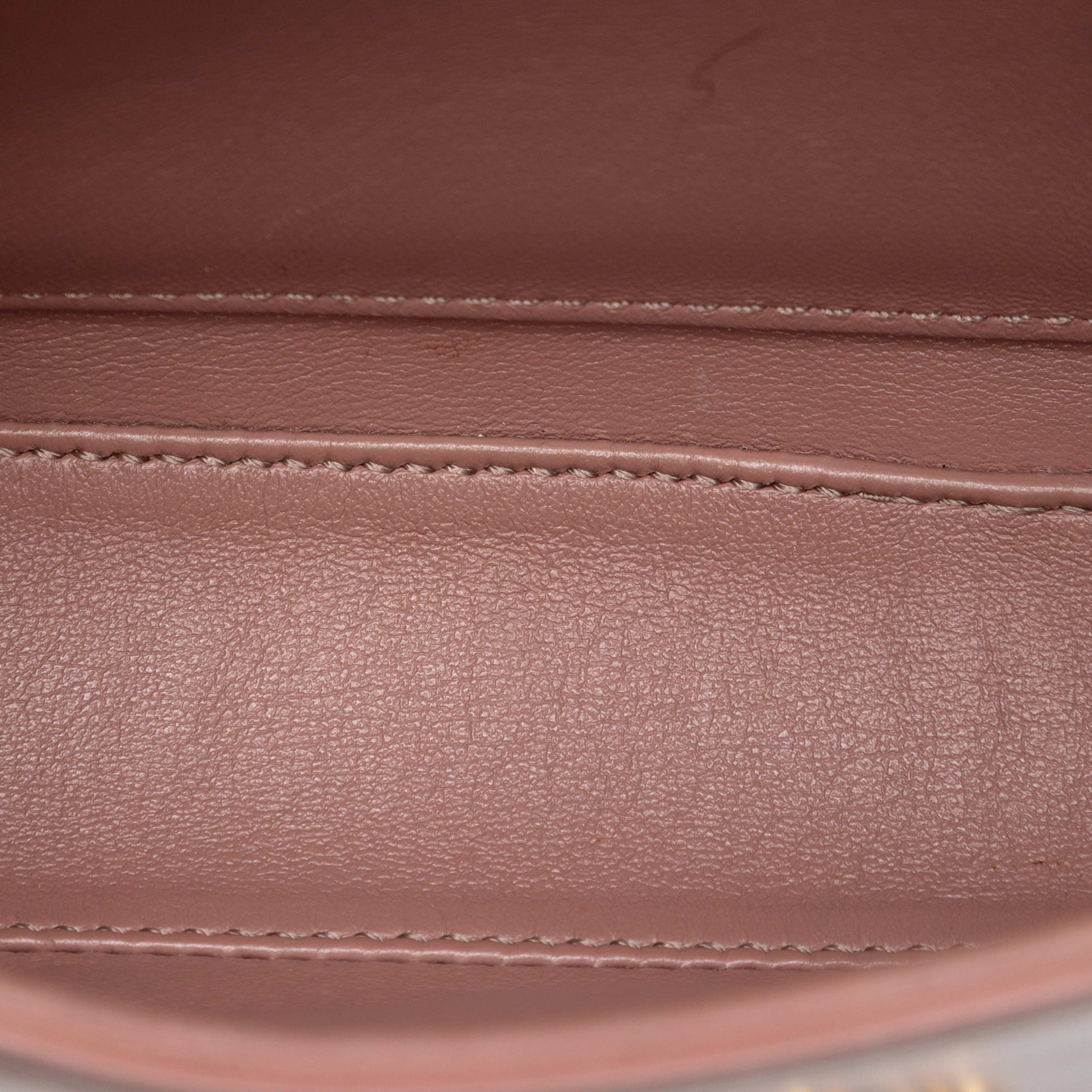 Celine Teen Shiny Calfskin Triomphe Crossbody, från Luxclusif, i färgen rose gold. Klicka för att öppna bilden i stort format