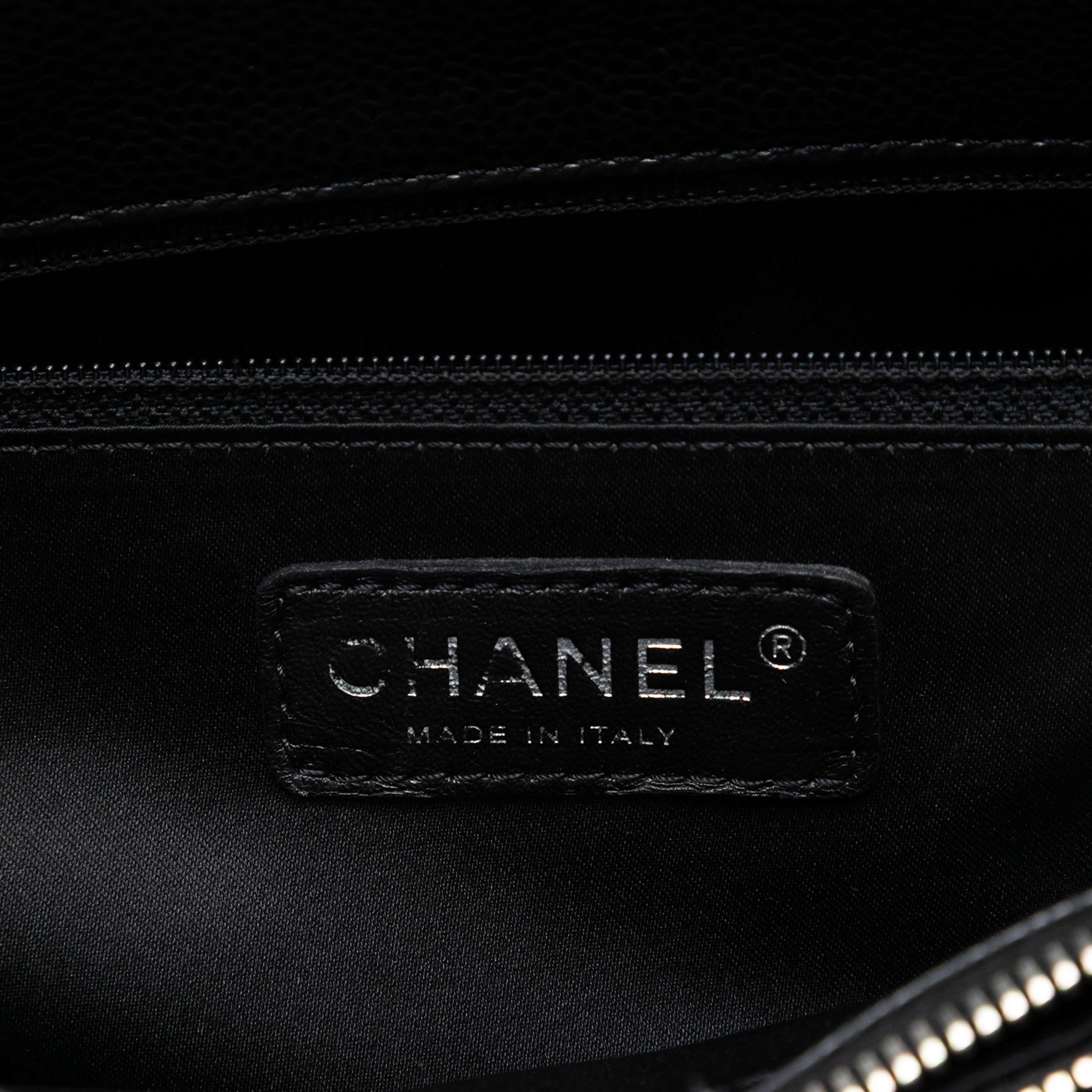 Chanel Caviar Grand Shopping Tote, från Luxclusif, i färgen black. Klicka för att öppna bilden i stort format