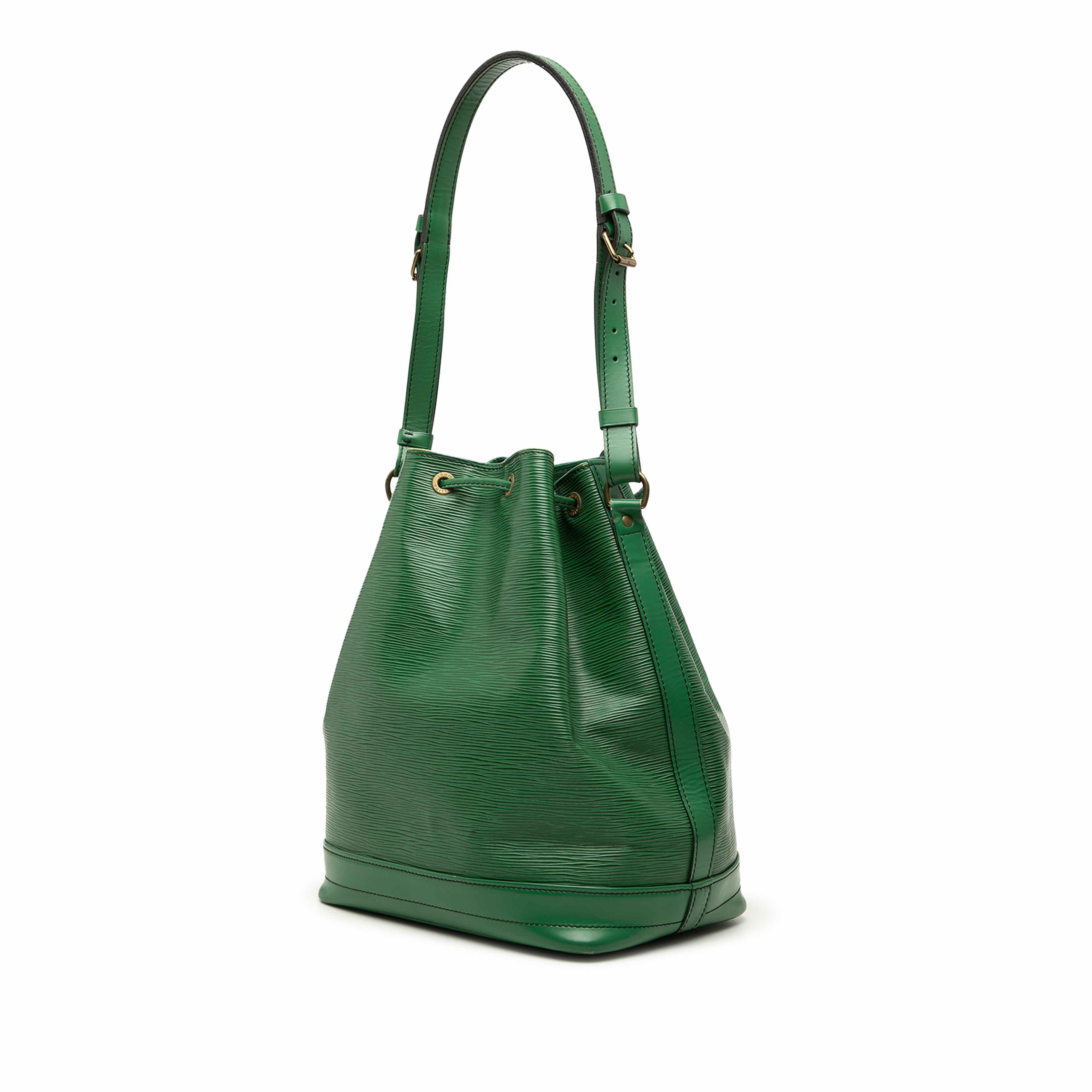 Louis Vuitton Epi Noe Gm, från Luxclusif, i färgen grön. Klicka för att öppna bilden i stort format