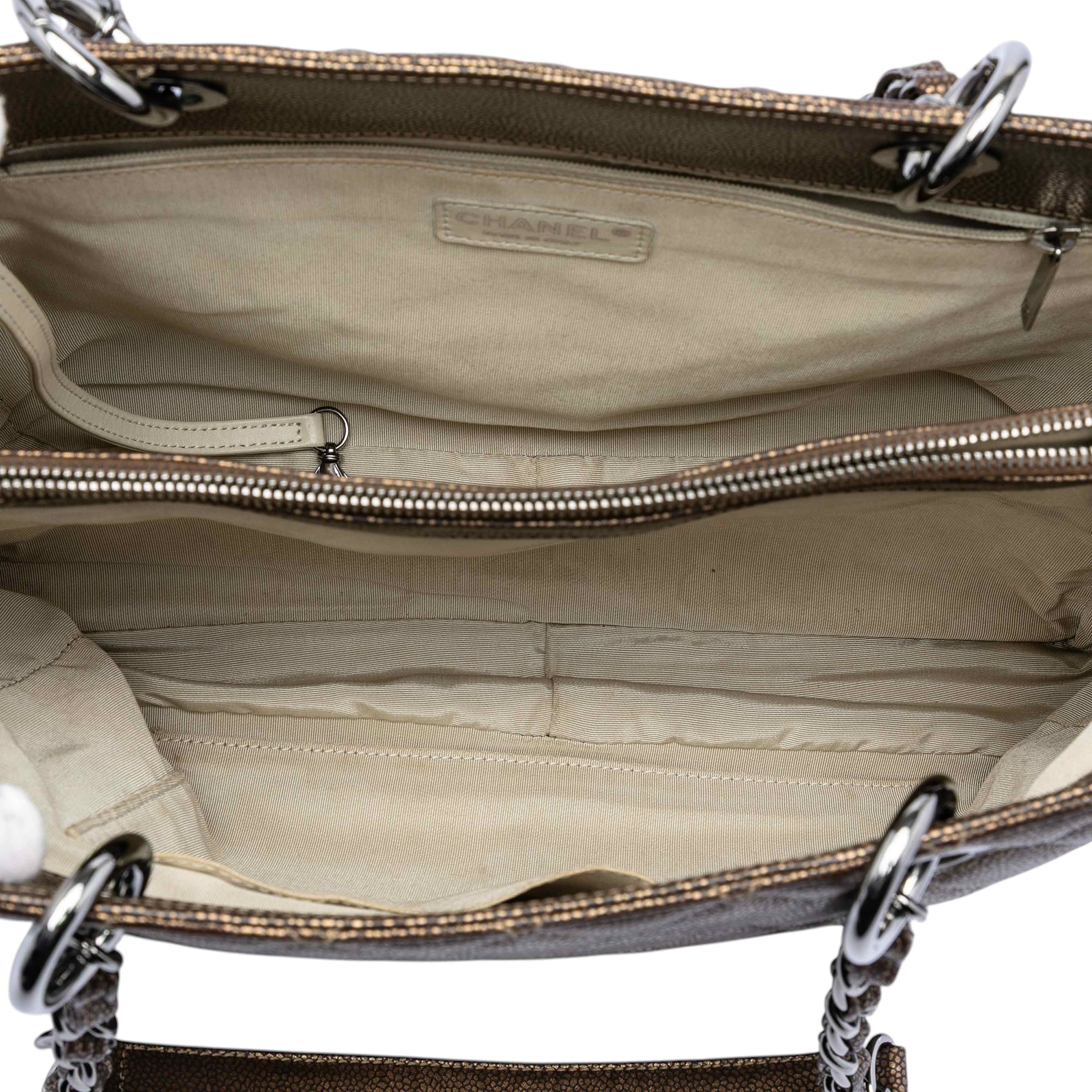 Chanel Metallic Caviar Grand Shopping Tote, från Luxclusif, i färgen bronze. Klicka för att öppna bilden i stort format