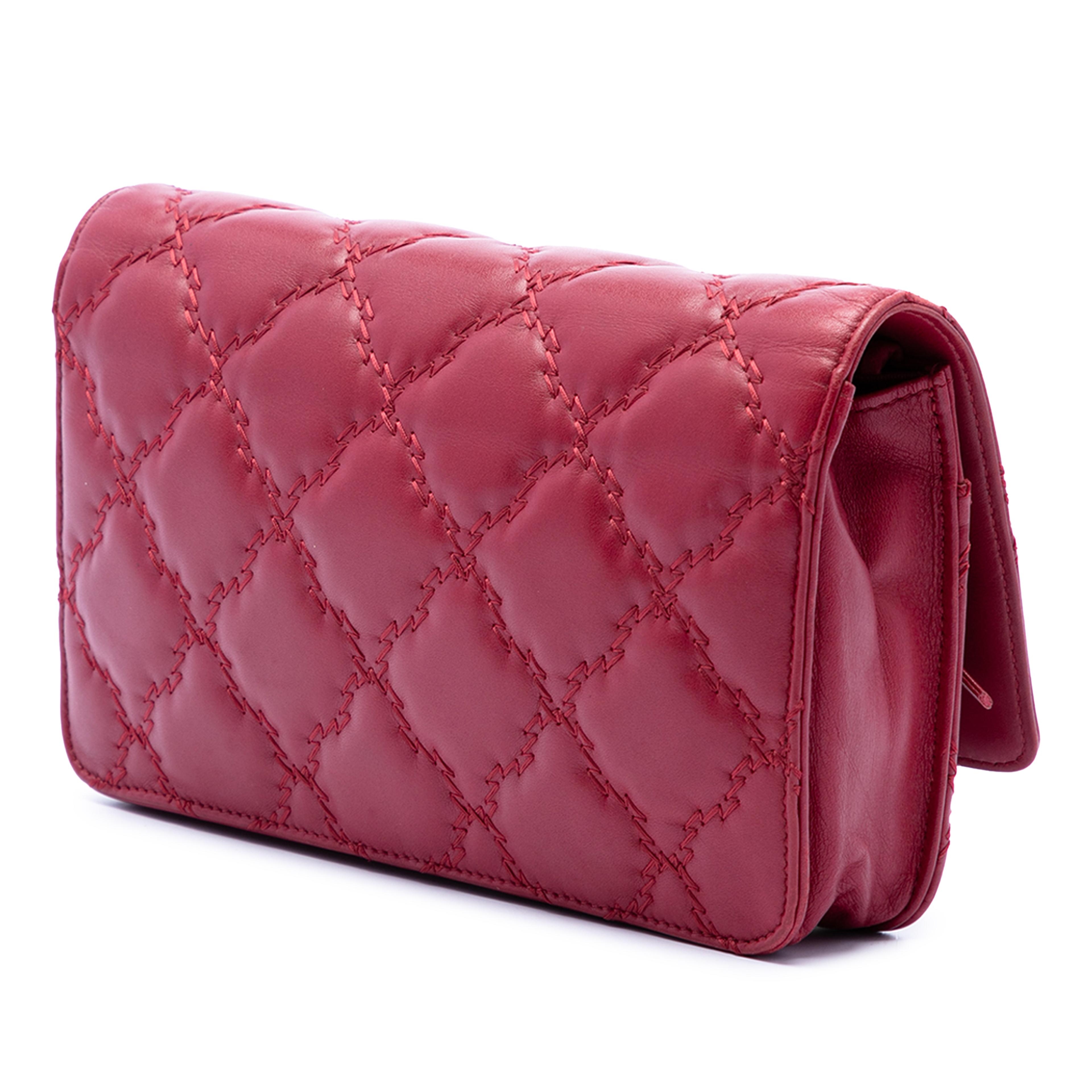 Chanel Cc Quilted Calfskin Double Stitch Hamptons Wallet On Chain, från Luxclusif, i färgen red. Klicka för att öppna bilden i stort format