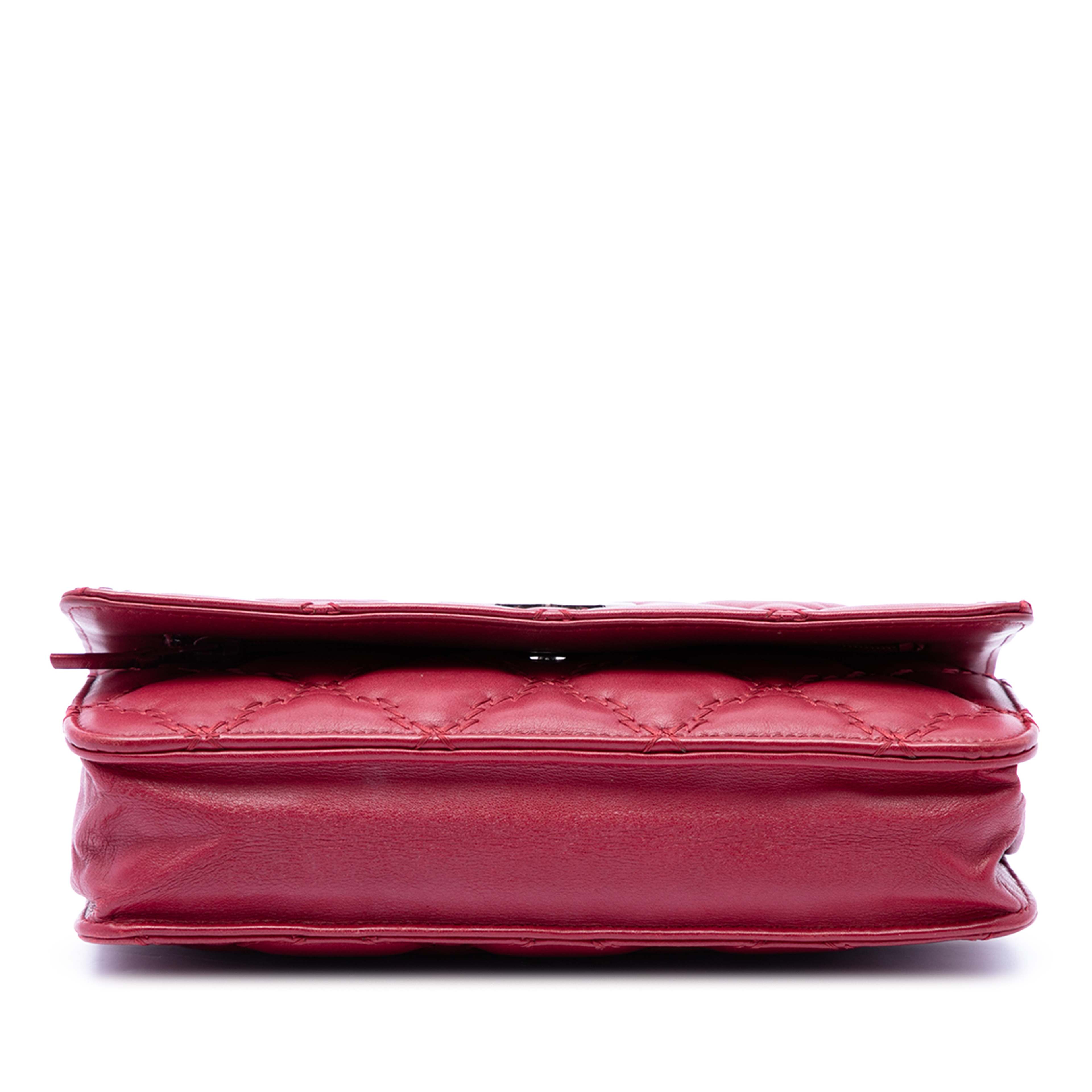 Chanel Cc Quilted Calfskin Double Stitch Hamptons Wallet On Chain, från Luxclusif, i färgen röd. Klicka för att öppna bilden i stort format