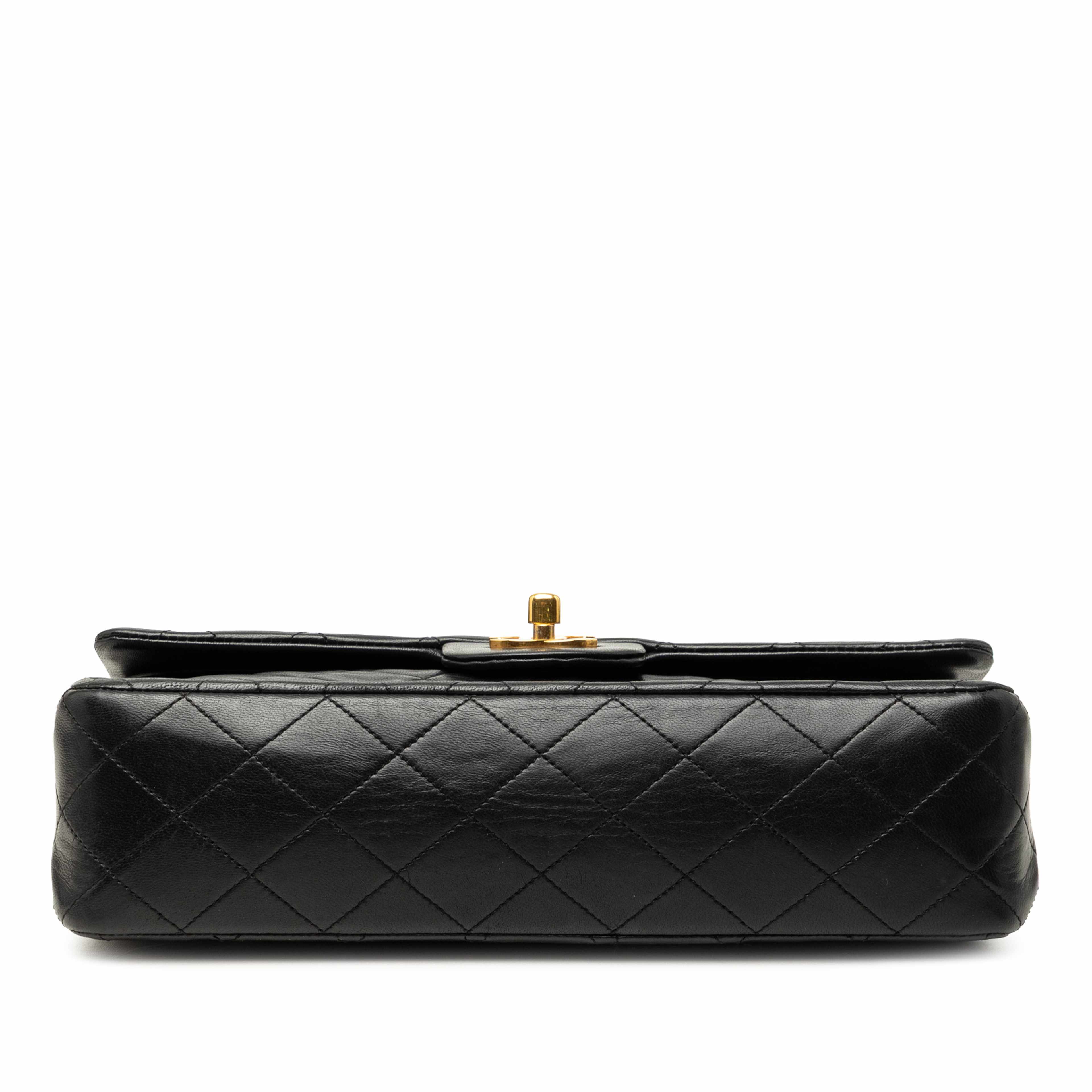 Chanel Medium Classic Lambskin Double Flap, från Luxclusif, i färgen svart. Klicka för att öppna bilden i stort format