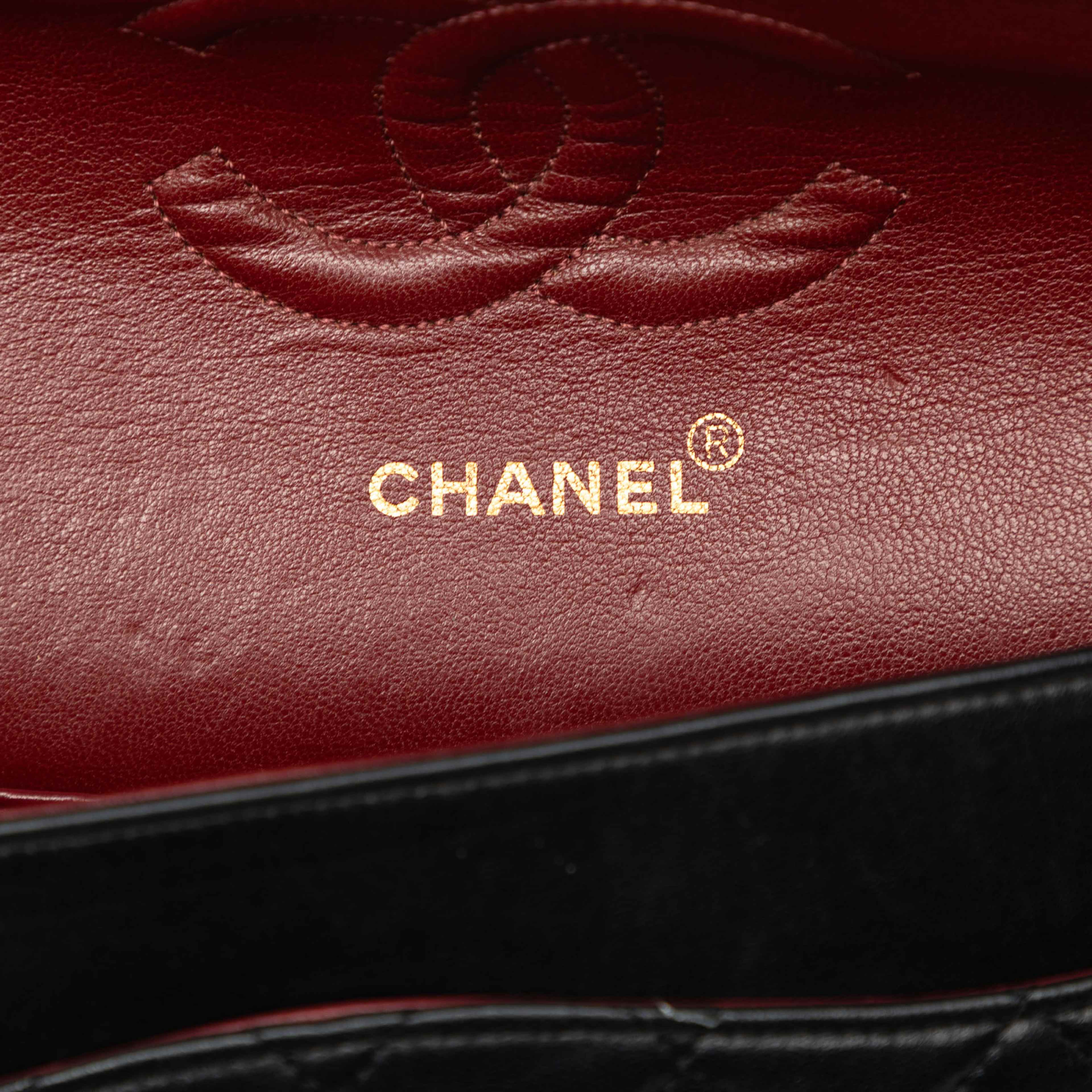 Chanel Medium Classic Lambskin Double Flap, från Luxclusif, i färgen svart. Klicka för att öppna bilden i stort format