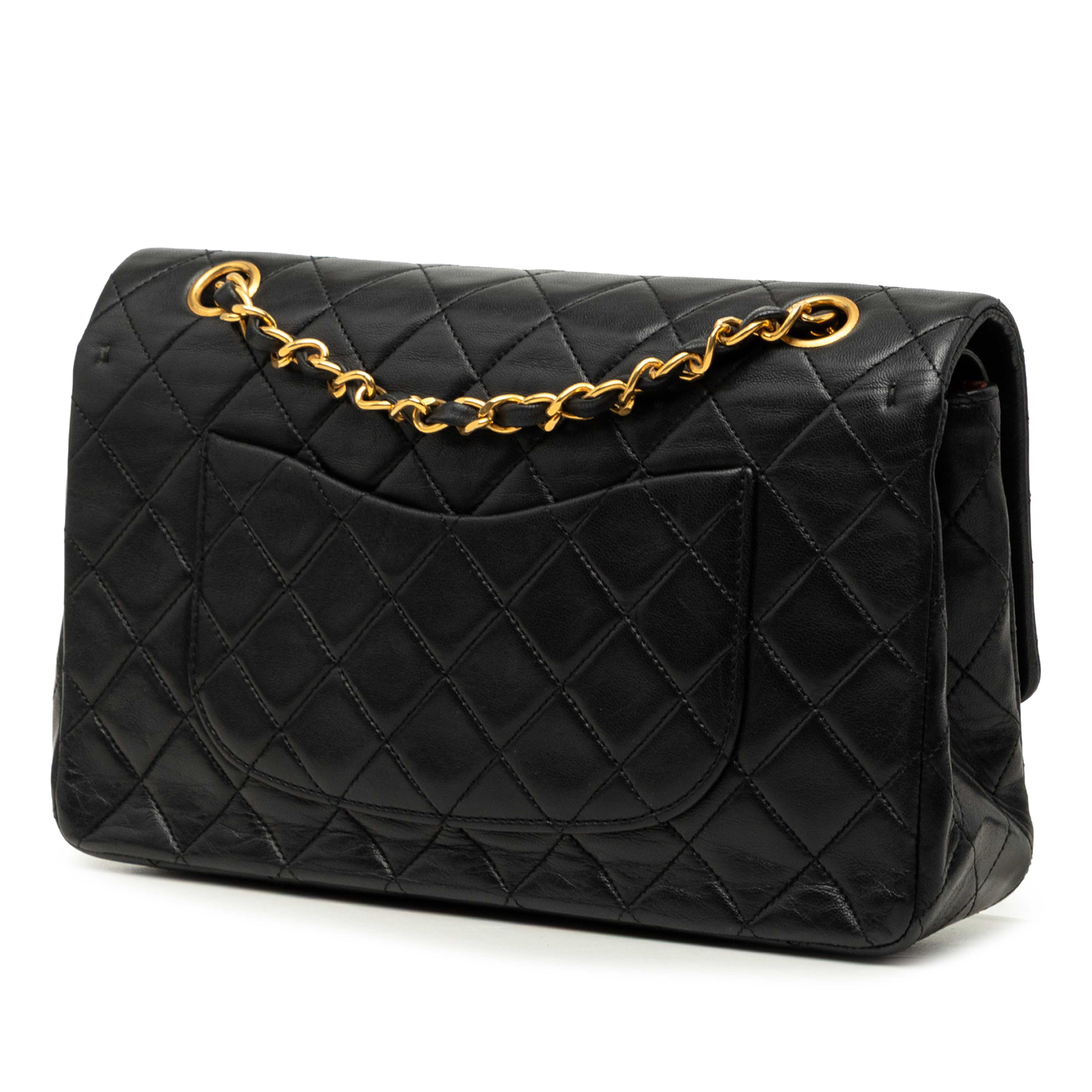 Chanel Medium Classic Lambskin Double Flap, från Luxclusif, i färgen svart. Klicka för att öppna bilden i stort format