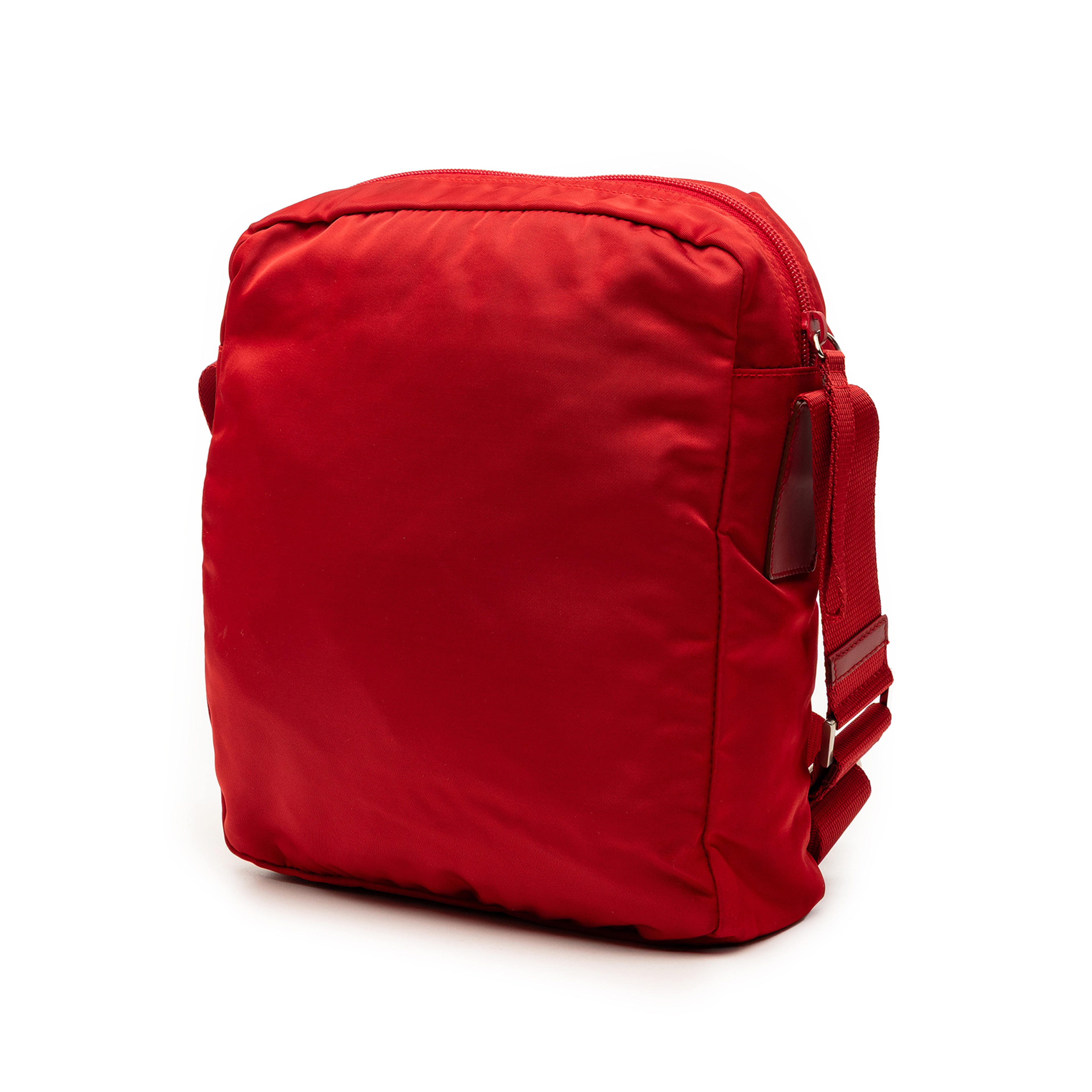 Prada Tessuto Zip Top Crossbody, från Luxclusif, i färgen röd. Klicka för att öppna bilden i stort format