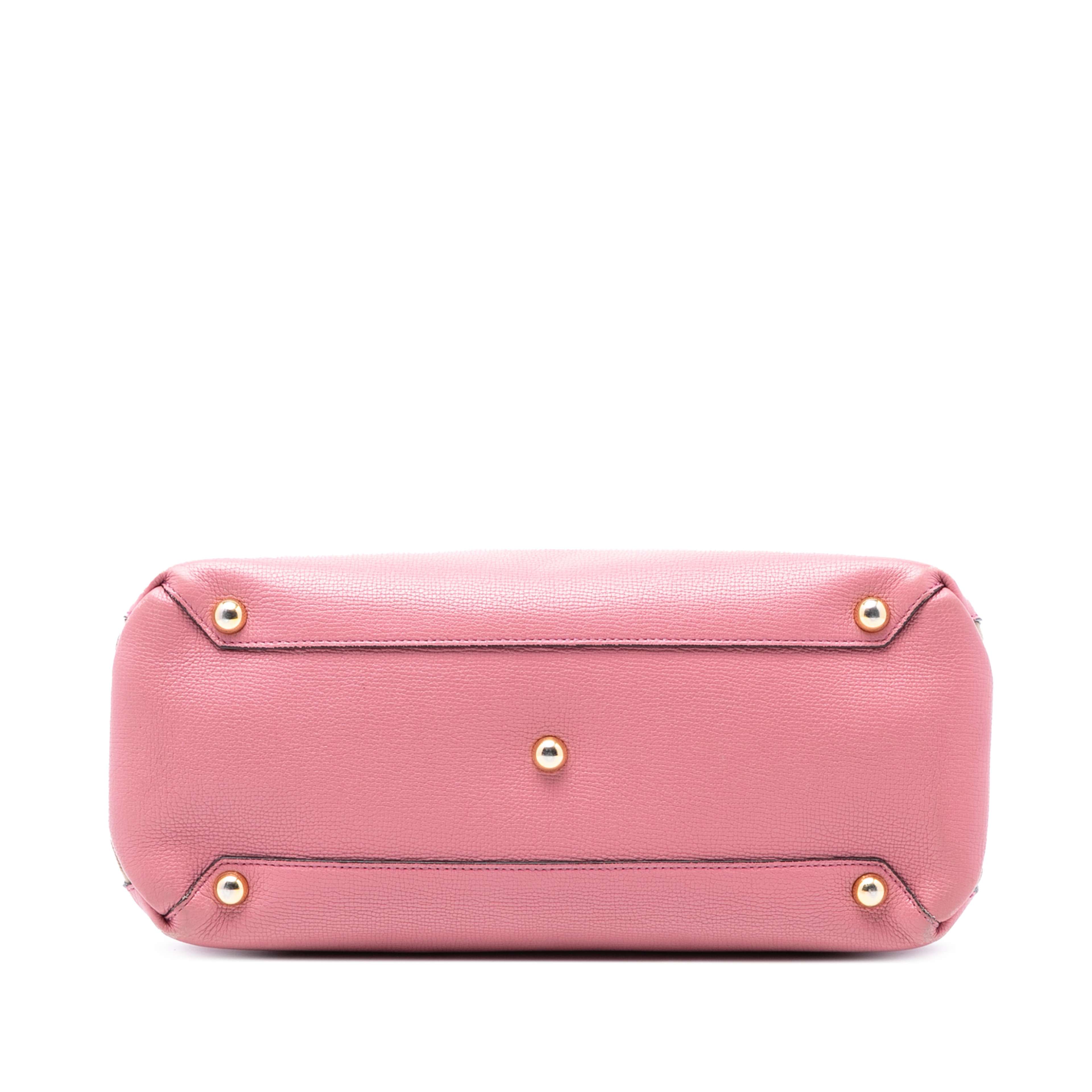 Burberry Medium Leather And House Check Banner Satchel, från Luxclusif, i färgen pink. Klicka för att öppna bilden i stort format