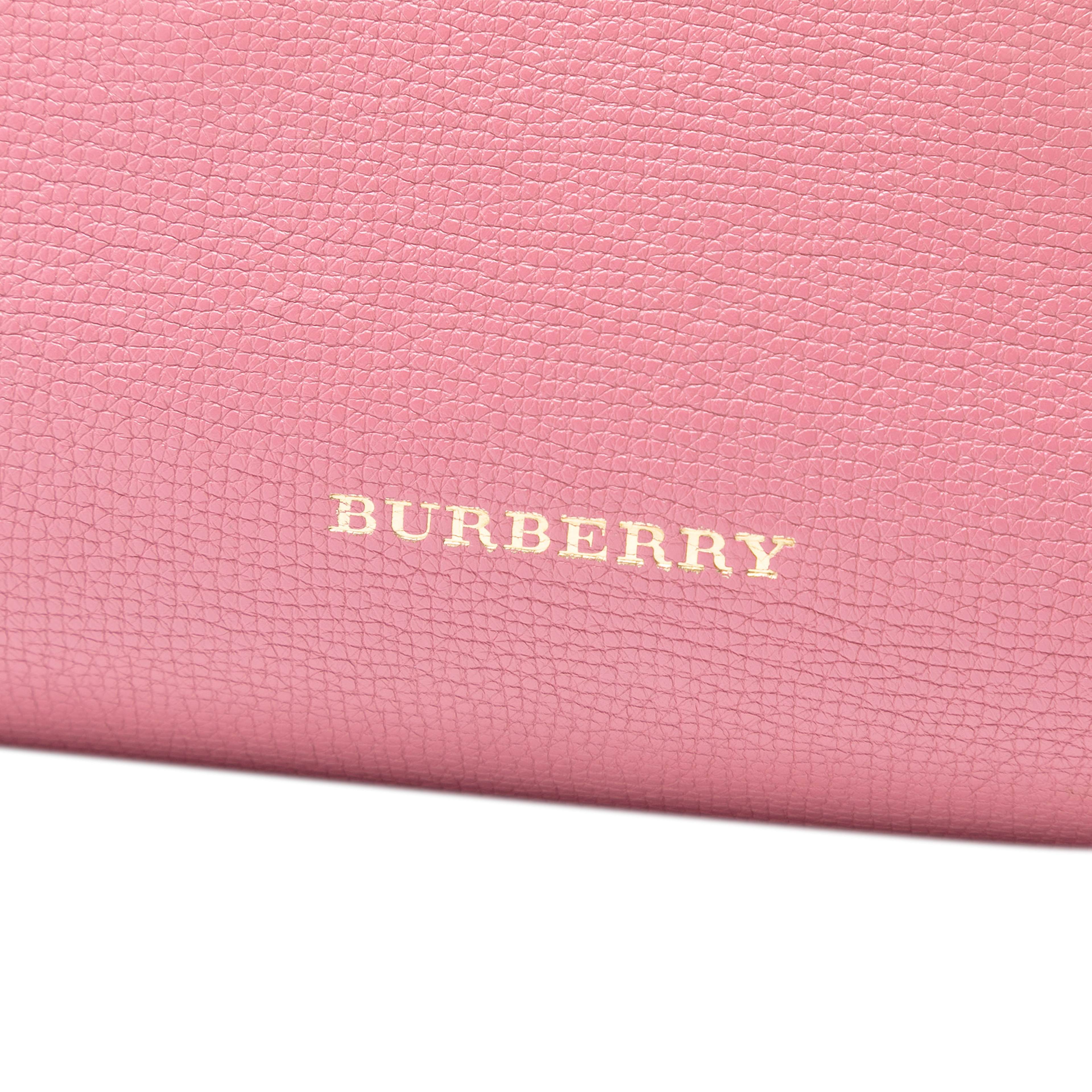 Burberry Medium Leather And House Check Banner Satchel, från Luxclusif, i färgen pink. Klicka för att öppna bilden i stort format