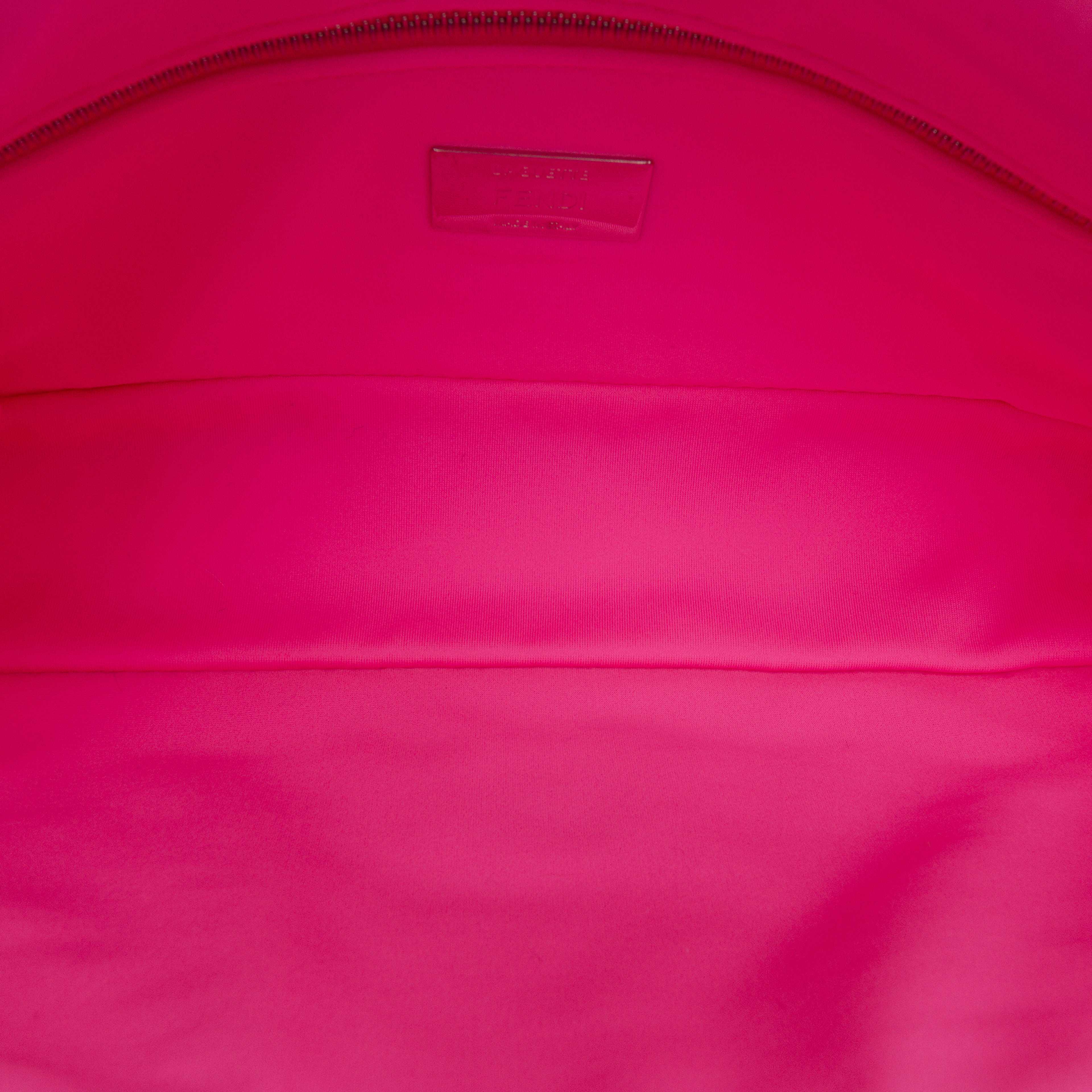 Fendi Medium Embossed Lycra Baguette Satchel, från Luxclusif, i färgen pink. Klicka för att öppna bilden i stort format