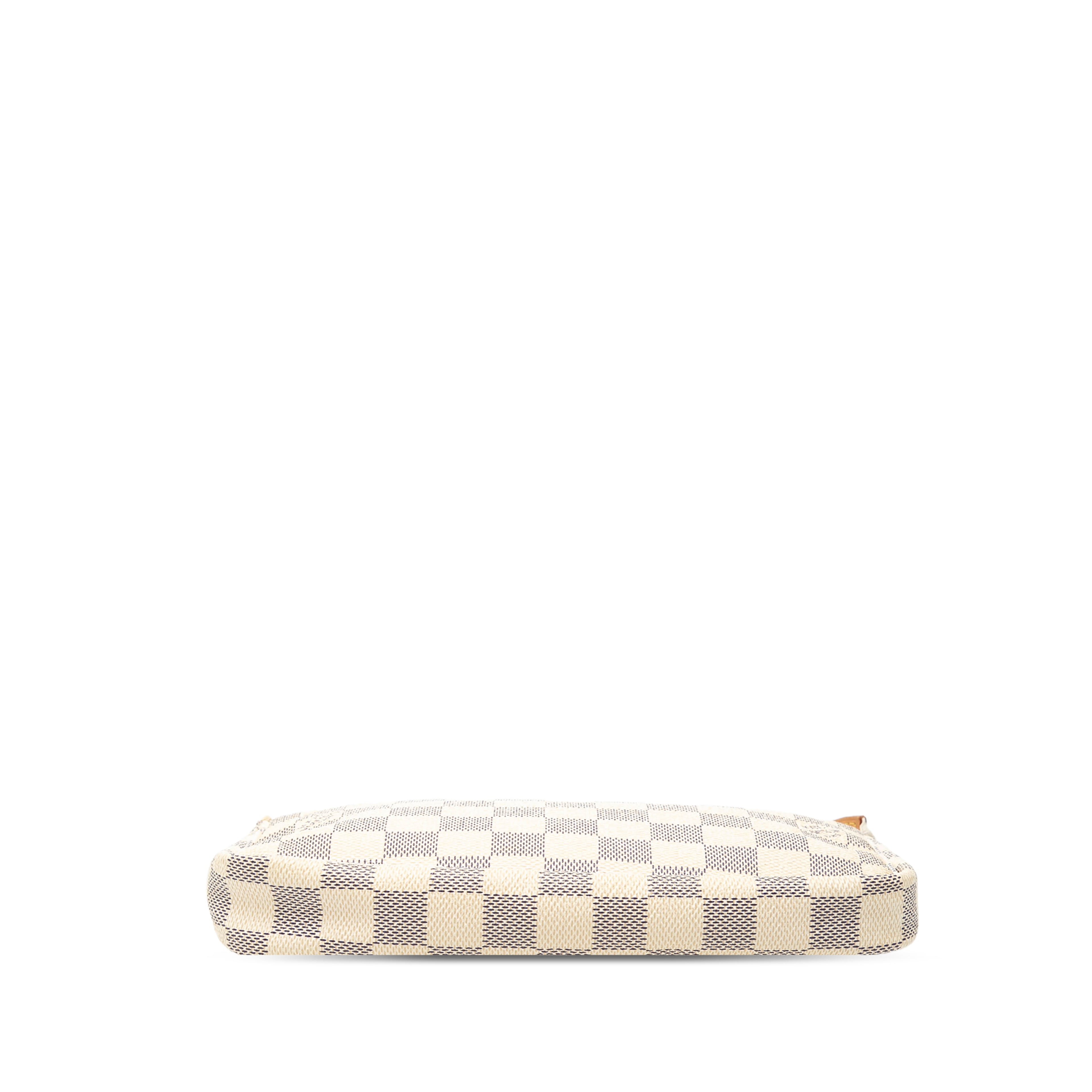 Louis Vuitton Damier Azur Pochette Accessoires, från Luxclusif, i färgen vit. Klicka för att öppna bilden i stort format