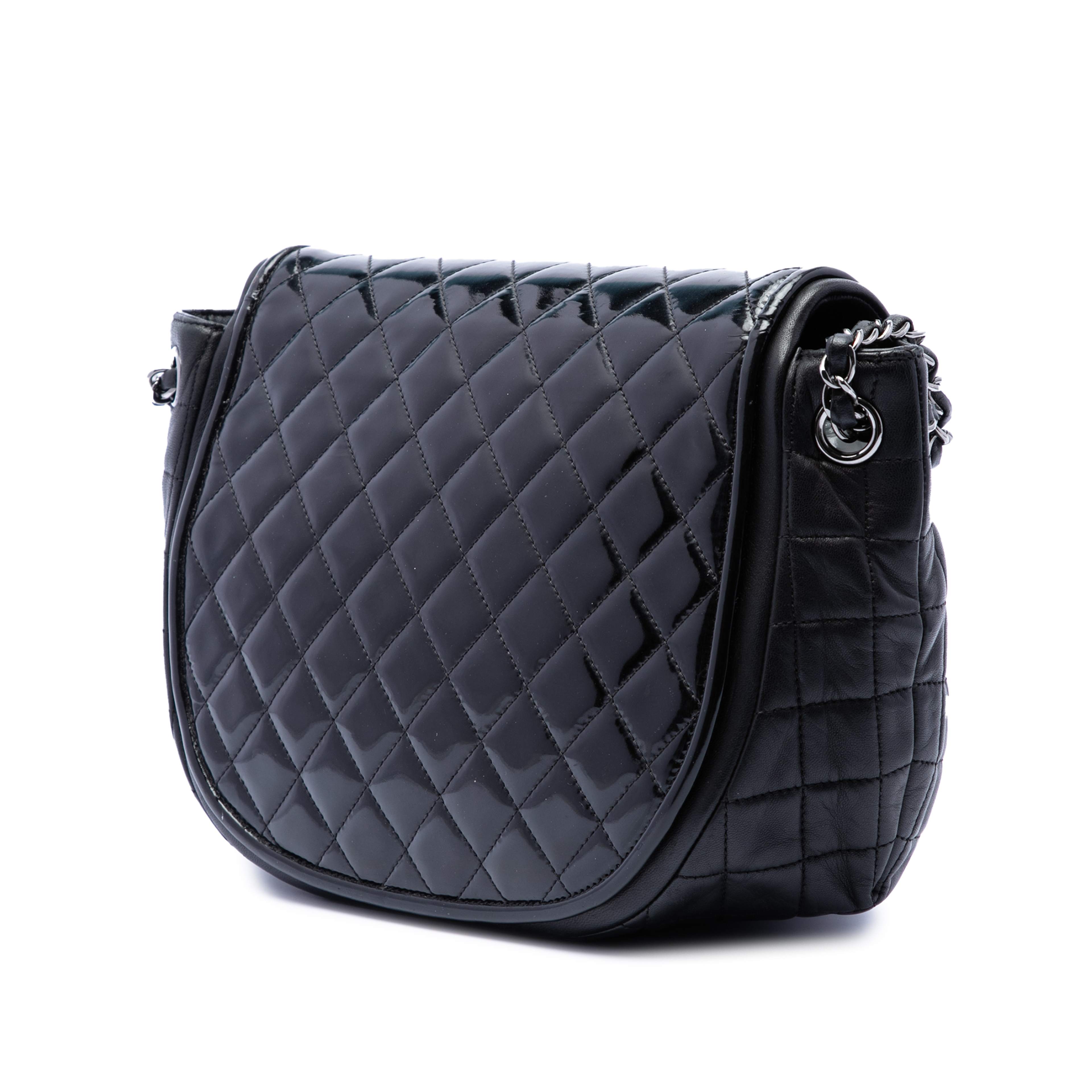 Chanel Quilted Patent And Lambskin Twist Crescent Flap, från Luxclusif, i färgen black. Klicka för att öppna bilden i stort format