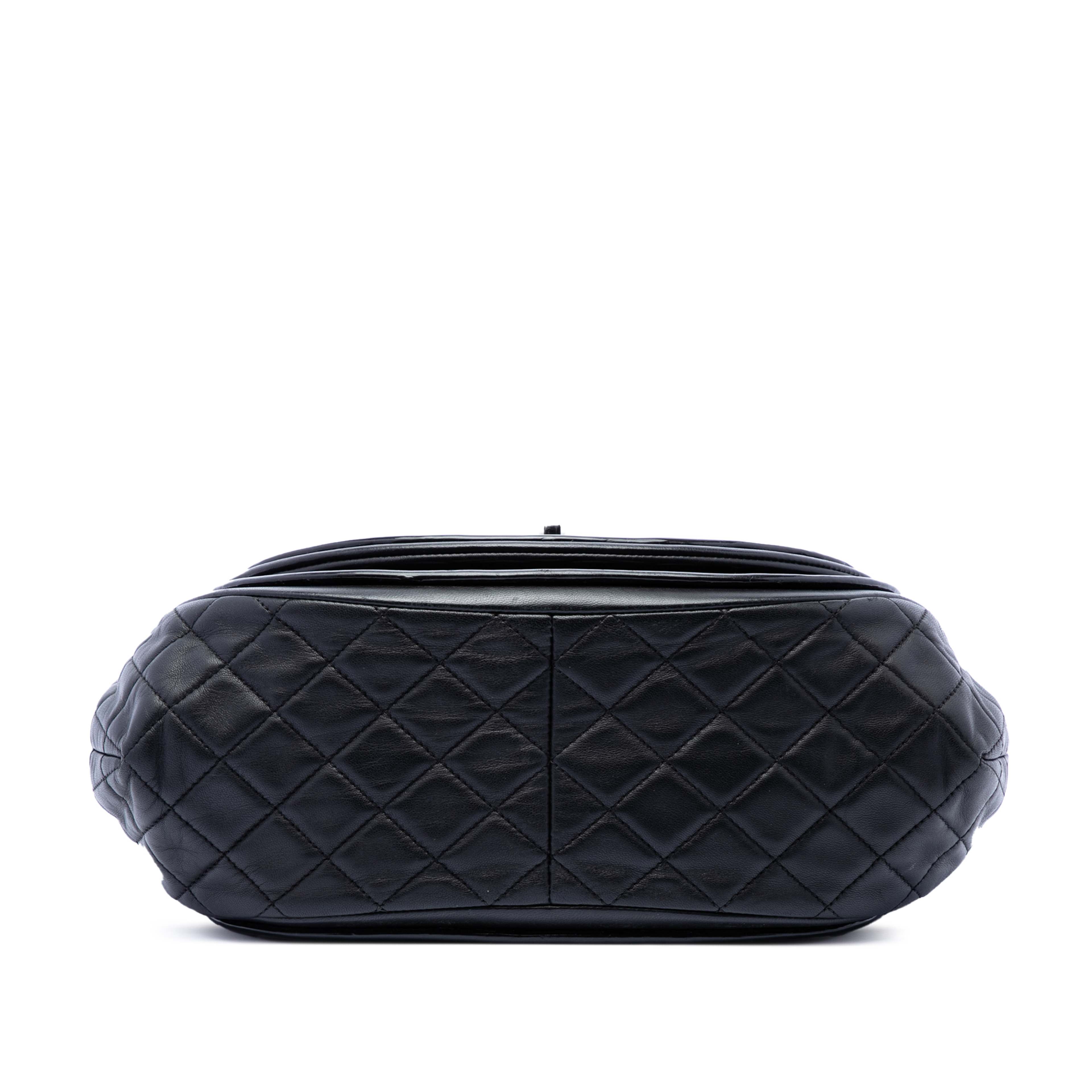 Chanel Quilted Patent And Lambskin Twist Crescent Flap, från Luxclusif, i färgen black. Klicka för att öppna bilden i stort format