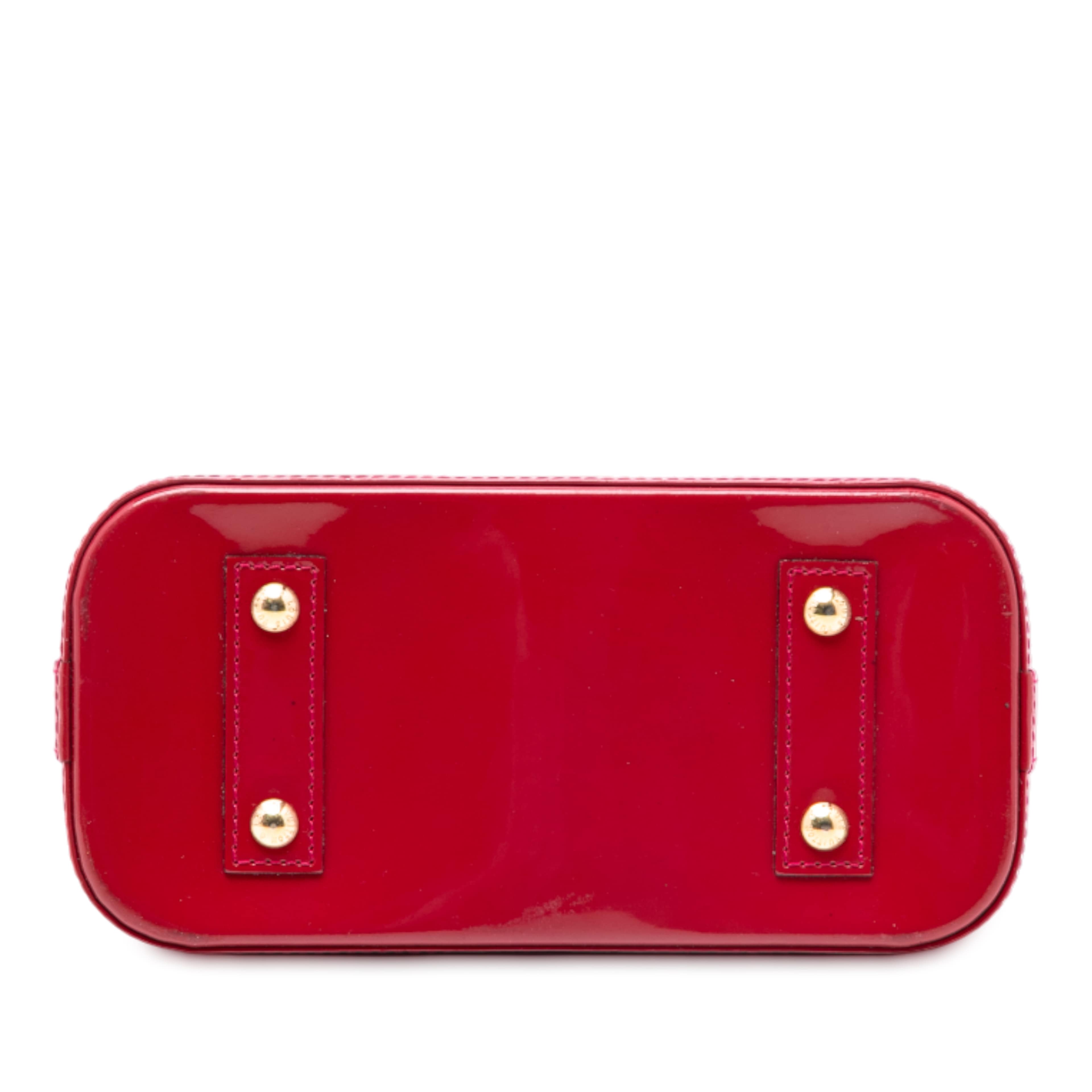 Louis Vuitton Monogram Vernis Alma Bb, från Luxclusif, i färgen röd. Klicka för att öppna bilden i stort format