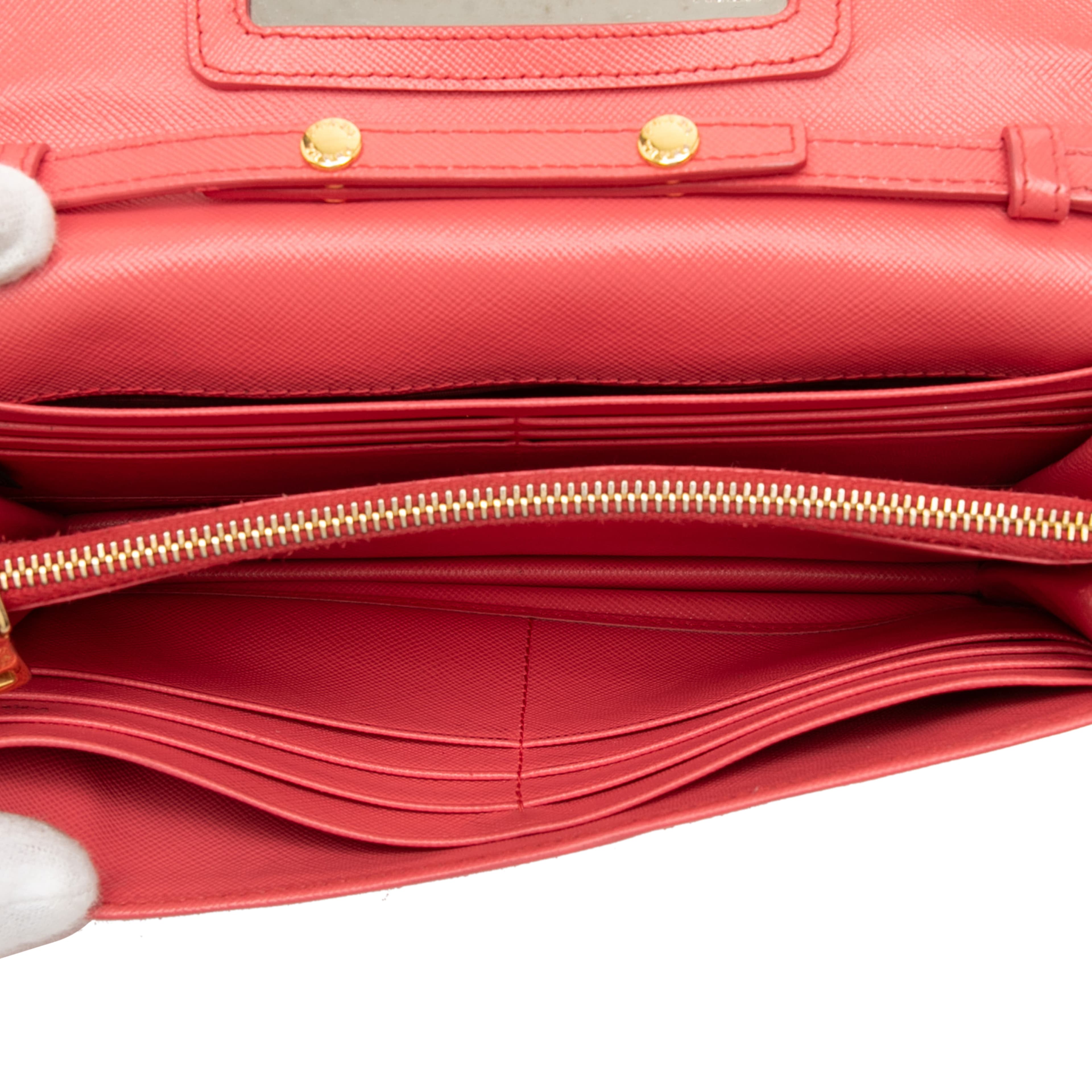 Prada Saffiano Lux Wallet On Chain, från Luxclusif, i färgen blush. Klicka för att öppna bilden i stort format