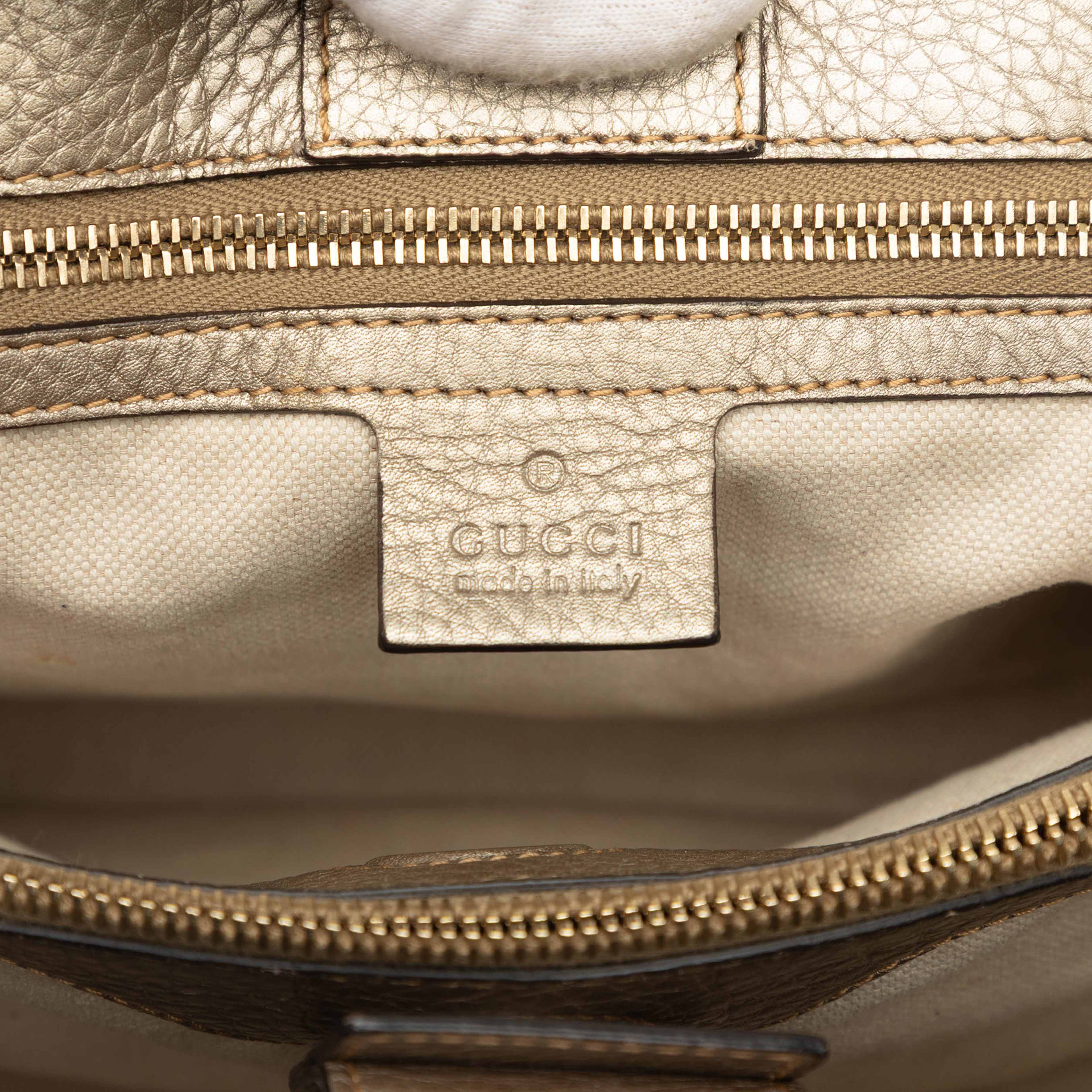 Gucci Medium Calfskin Bamboo Shopper Satchel, från Luxclusif, i färgen guld. Klicka för att öppna bilden i stort format