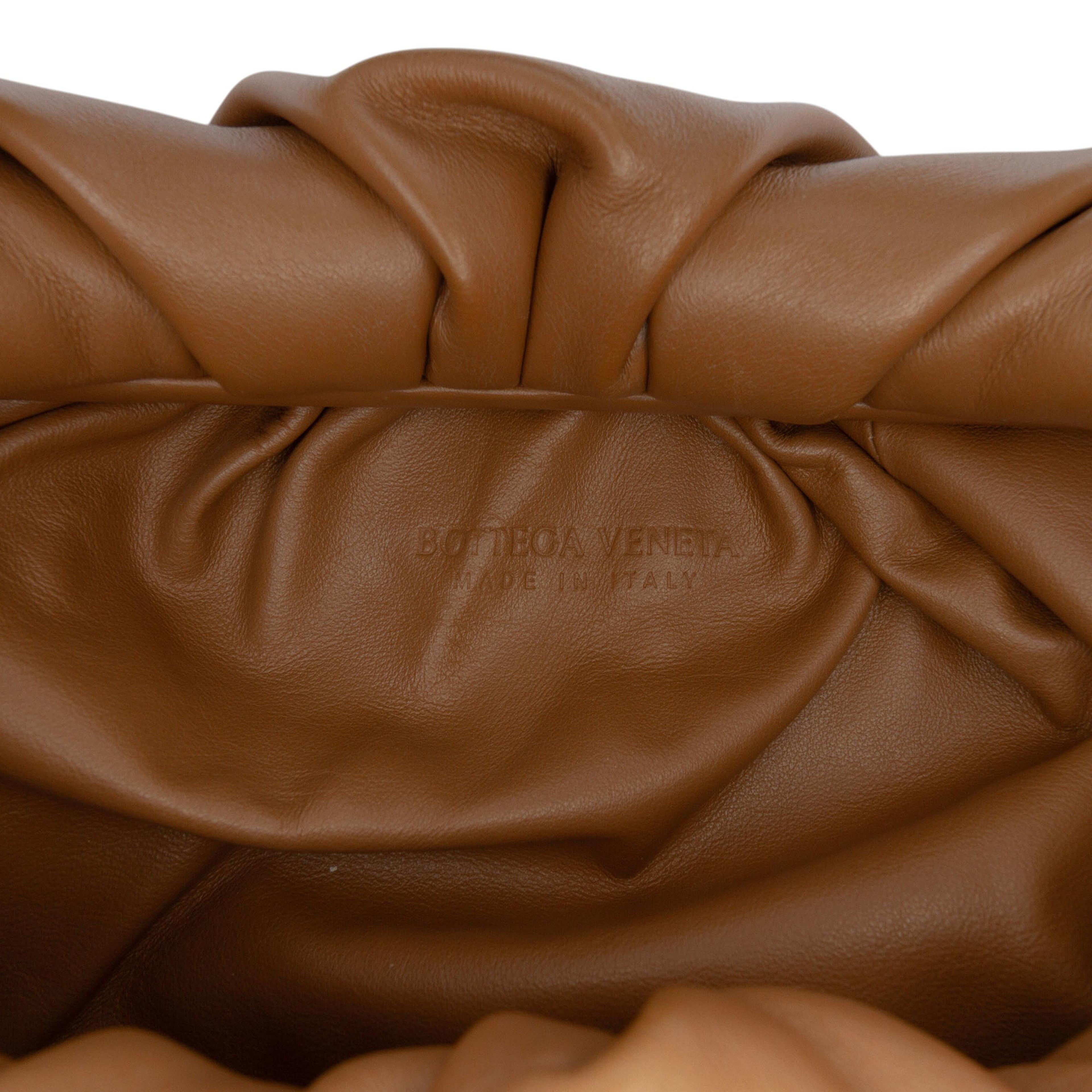 Bottega Veneta Lambskin The Shoulder Pouch, från Luxclusif, i färgen brown. Klicka för att öppna bilden i stort format