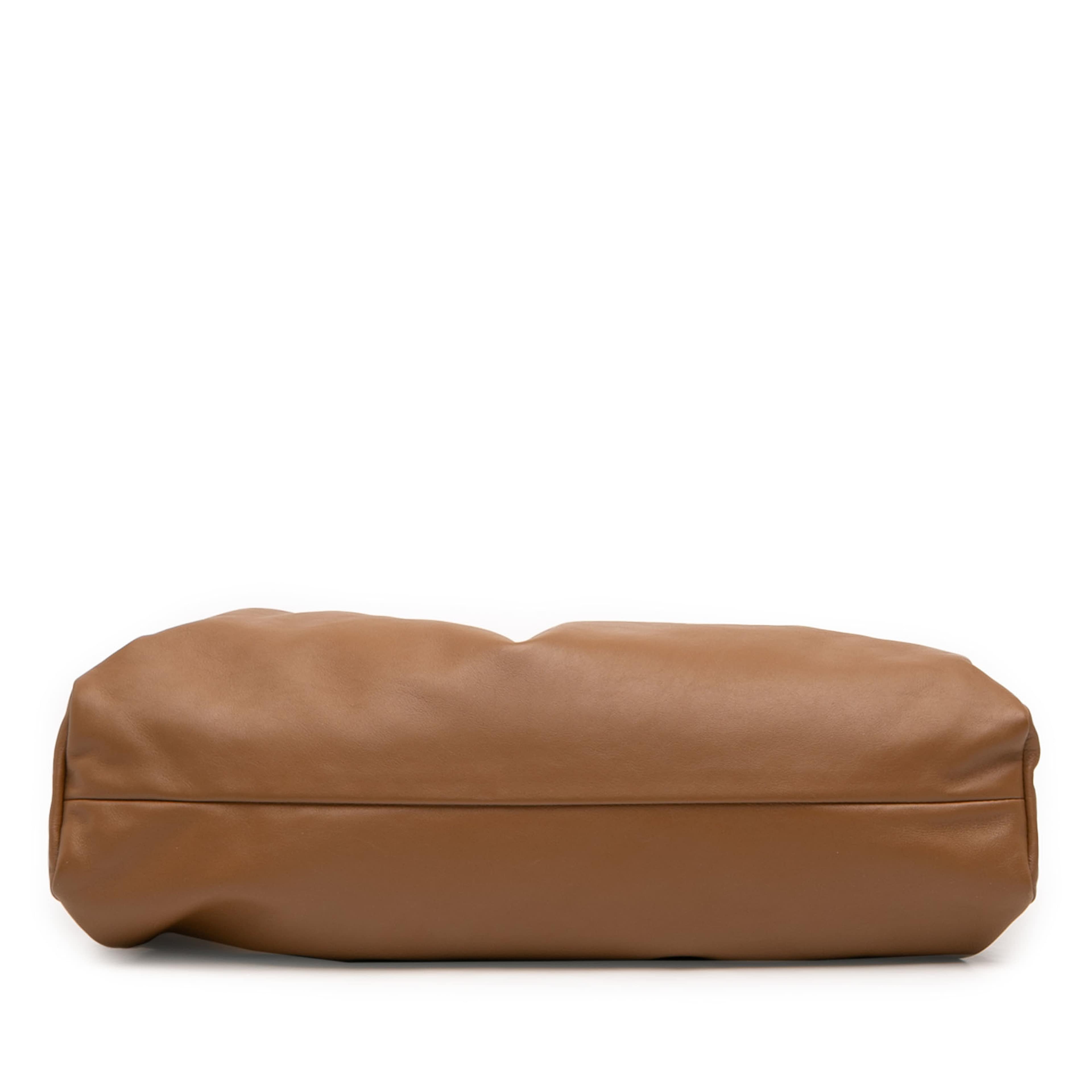 Bottega Veneta Lambskin The Shoulder Pouch, från Luxclusif, i färgen brun. Klicka för att öppna bilden i stort format