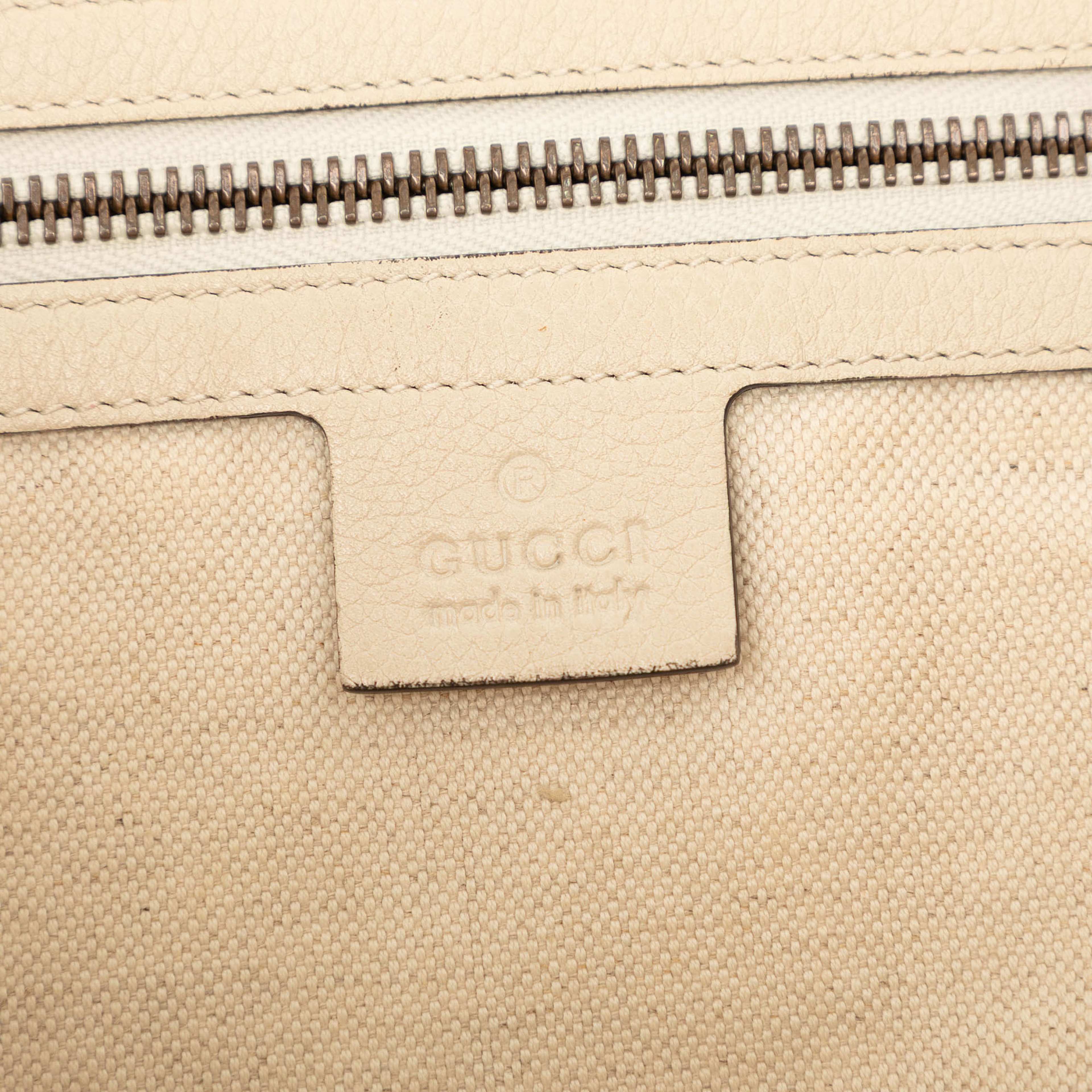 Gucci Leather Logo Half Moon Crossbody, från Luxclusif, i färgen beige. Klicka för att öppna bilden i stort format