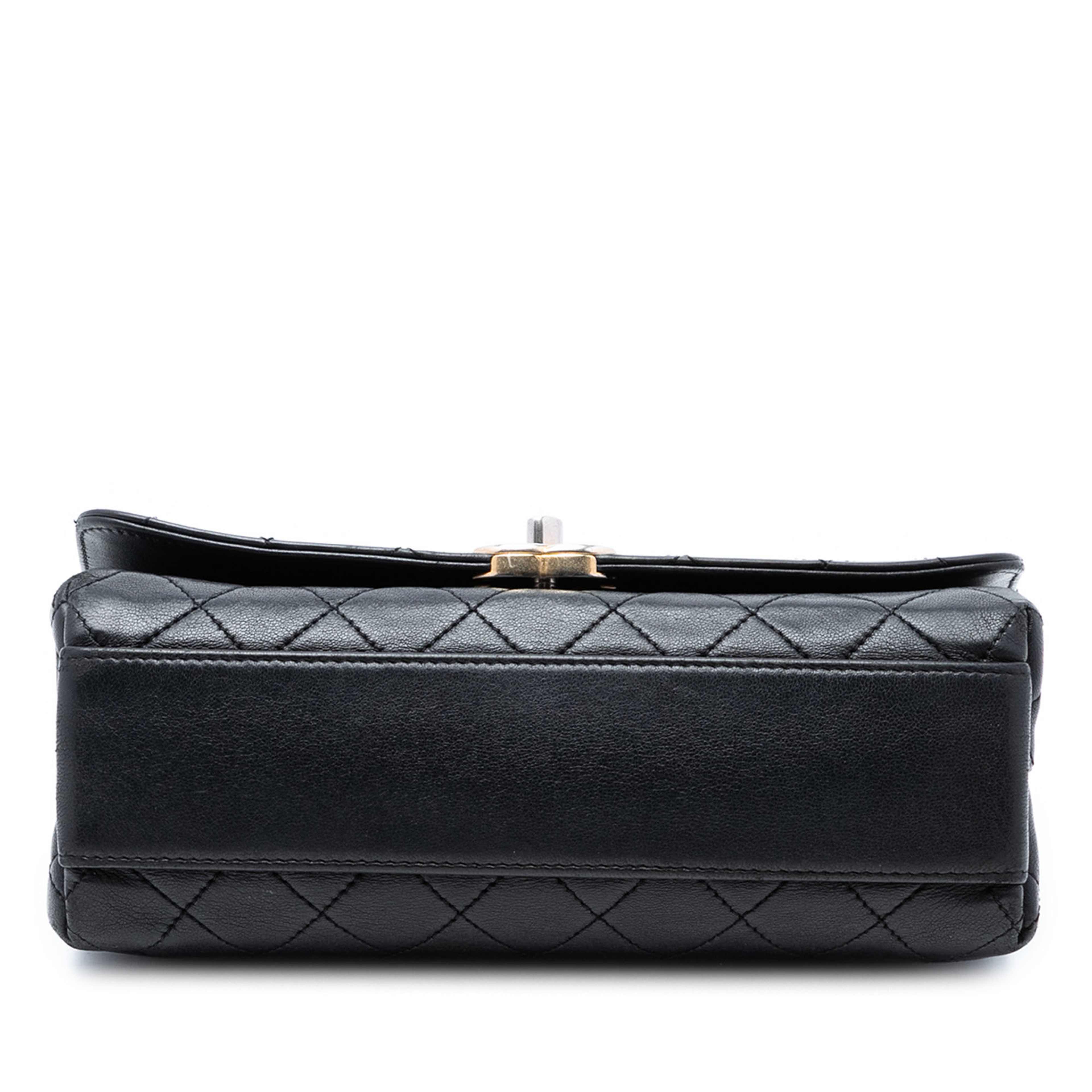 Chanel Medium Quilted Lambskin La Parisienne Flap, från Luxclusif, i färgen svart. Klicka för att öppna bilden i stort format