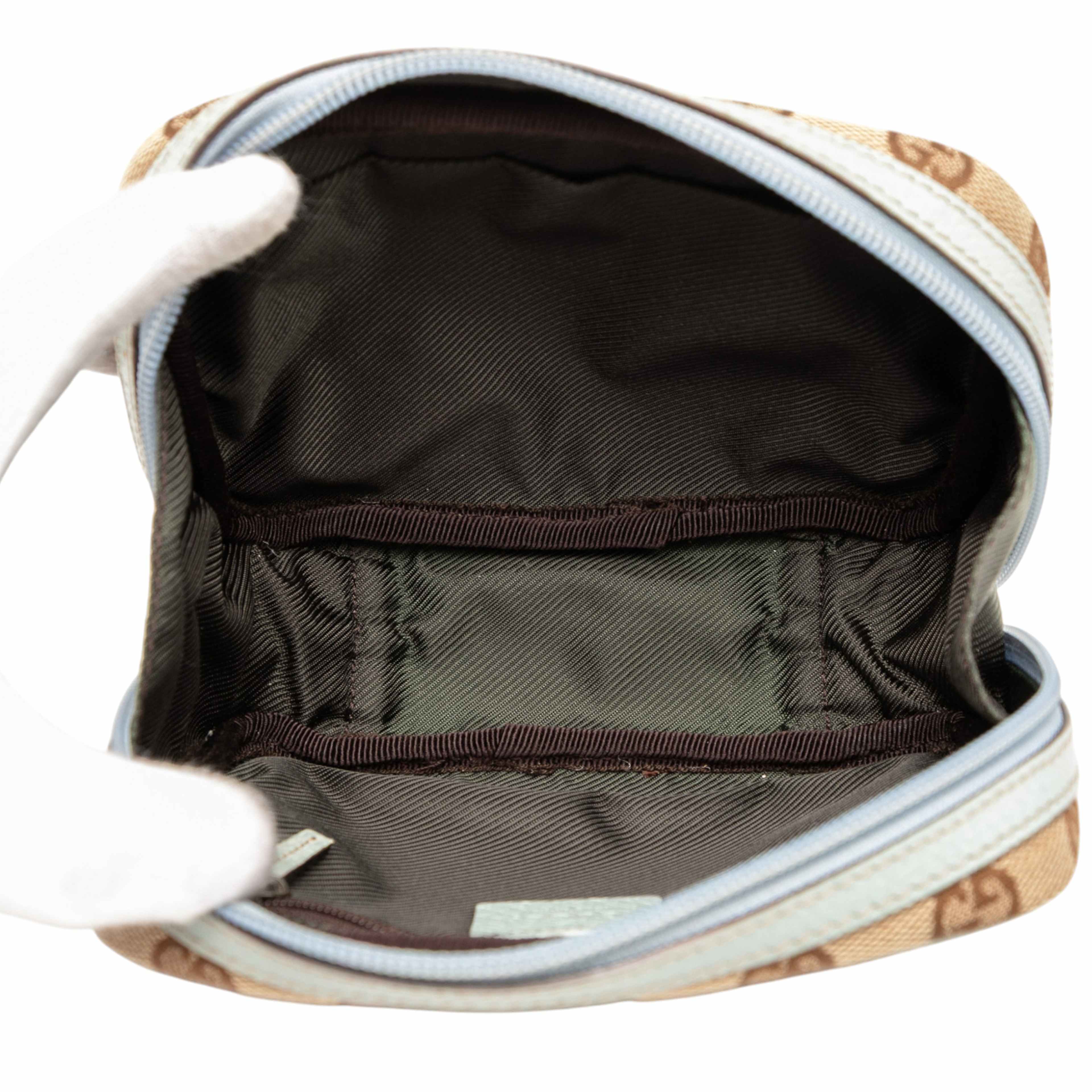 Gucci Gg Canvas Pouch, från Luxclusif, i färgen beige. Klicka för att öppna bilden i stort format