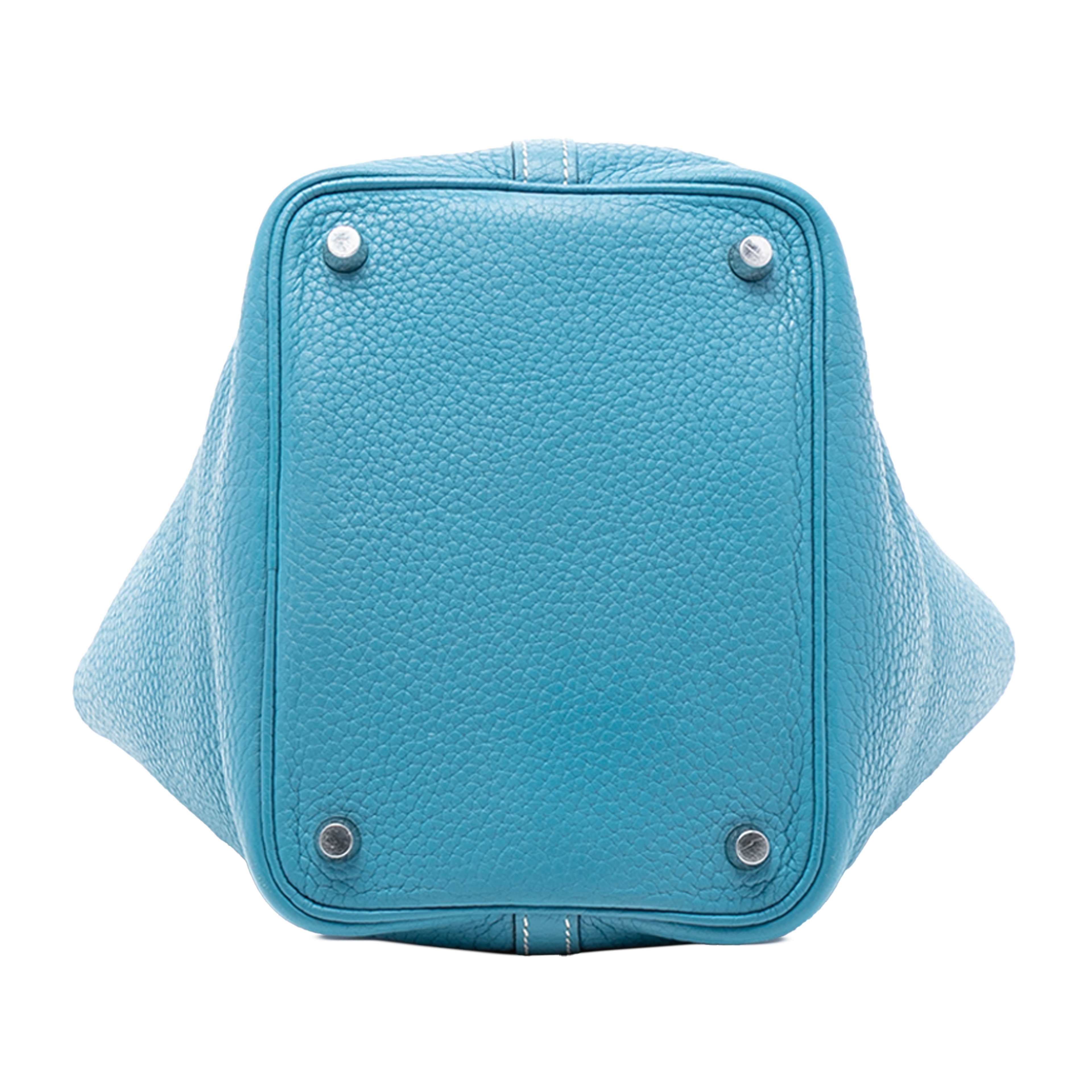 Hermès Clemence Picotin Lock 18, från Luxclusif, i färgen blue. Klicka för att öppna bilden i stort format