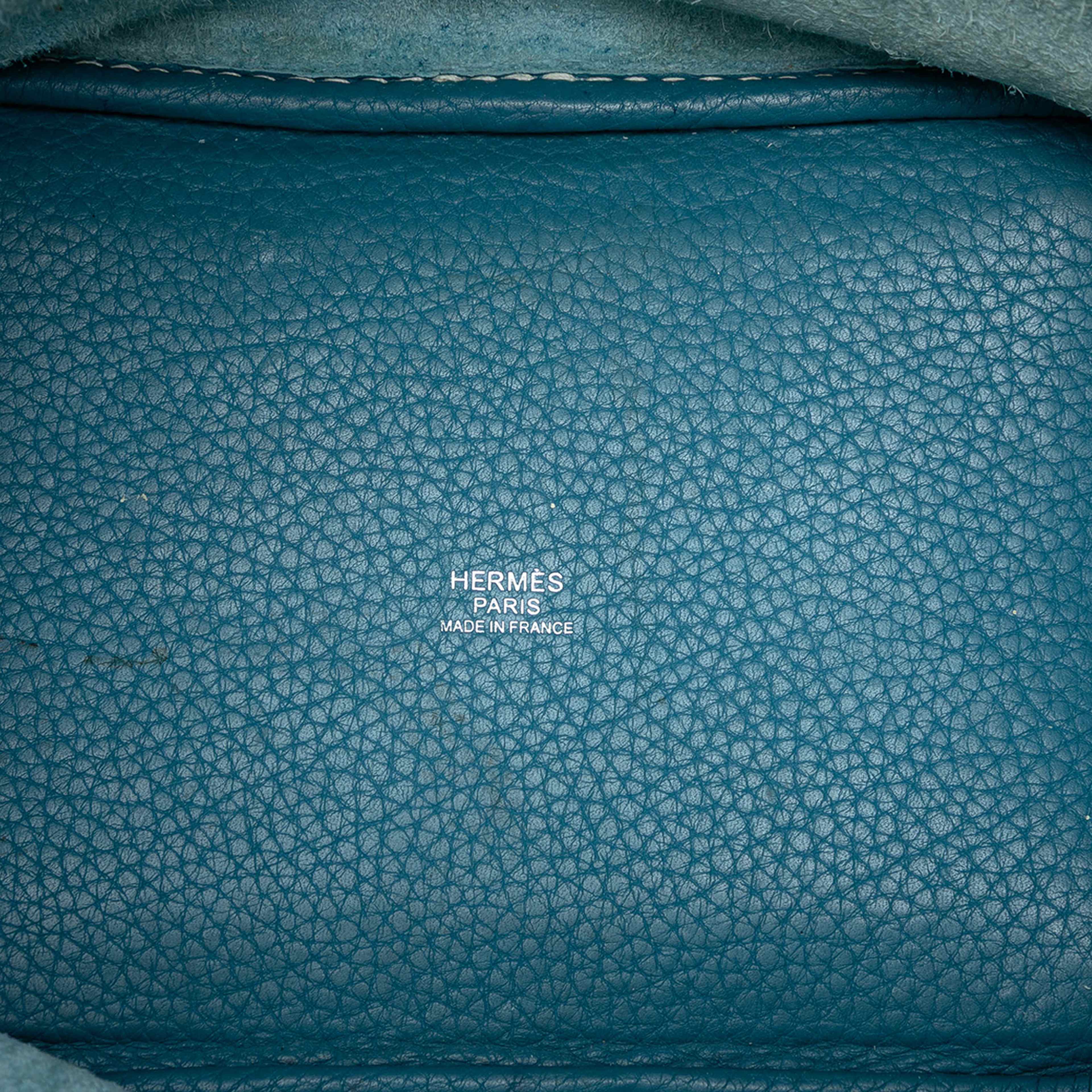 Hermès Clemence Picotin Lock 18, från Luxclusif, i färgen blue. Klicka för att öppna bilden i stort format