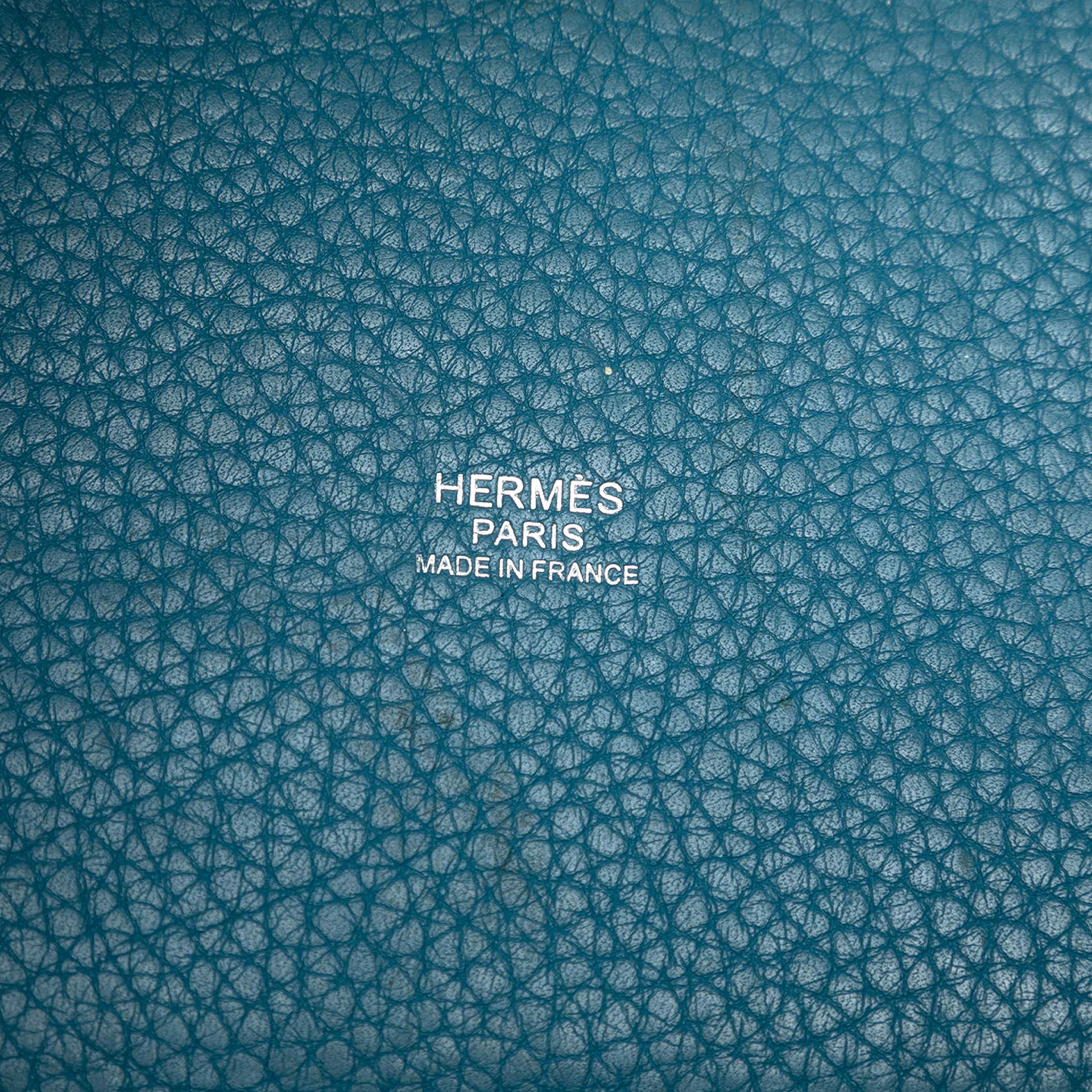 Hermès Clemence Picotin Lock 18, från Luxclusif, i färgen blue. Klicka för att öppna bilden i stort format