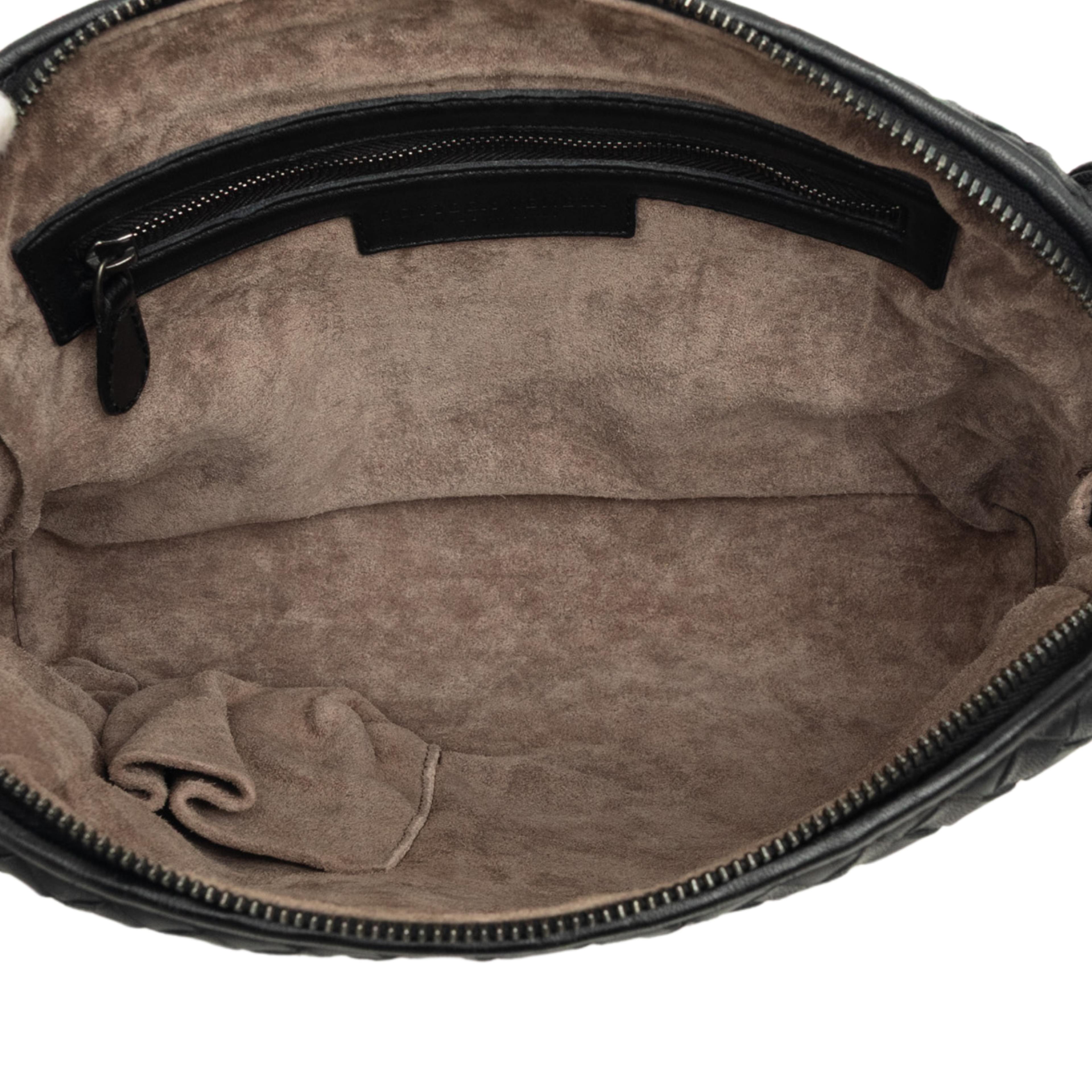 Bottega Veneta Nappa Intrecciato Nodini Crossbody, från Luxclusif, i färgen svart. Klicka för att öppna bilden i stort format