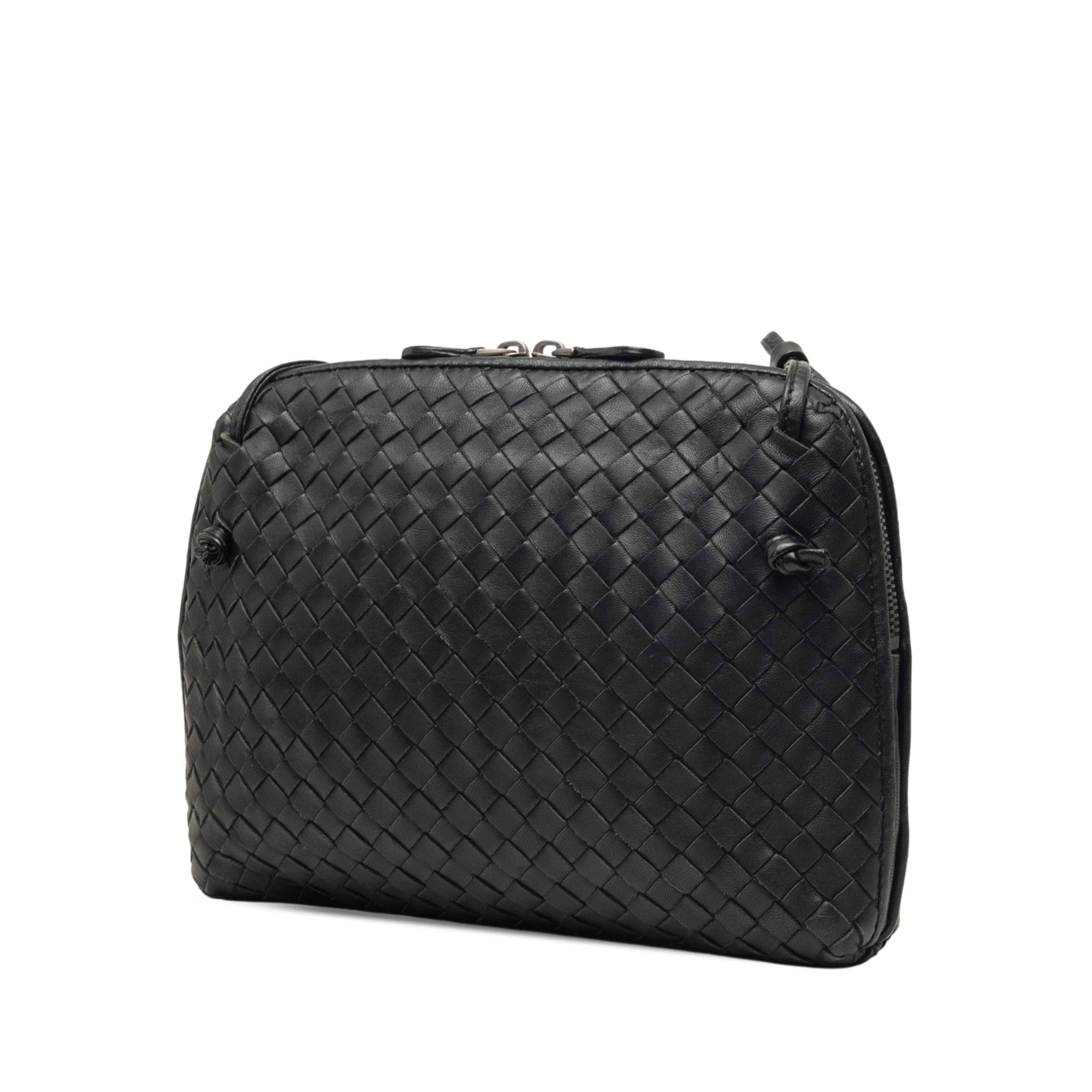 Bottega Veneta Nappa Intrecciato Nodini Crossbody, från Luxclusif, i färgen svart. Klicka för att öppna bilden i stort format