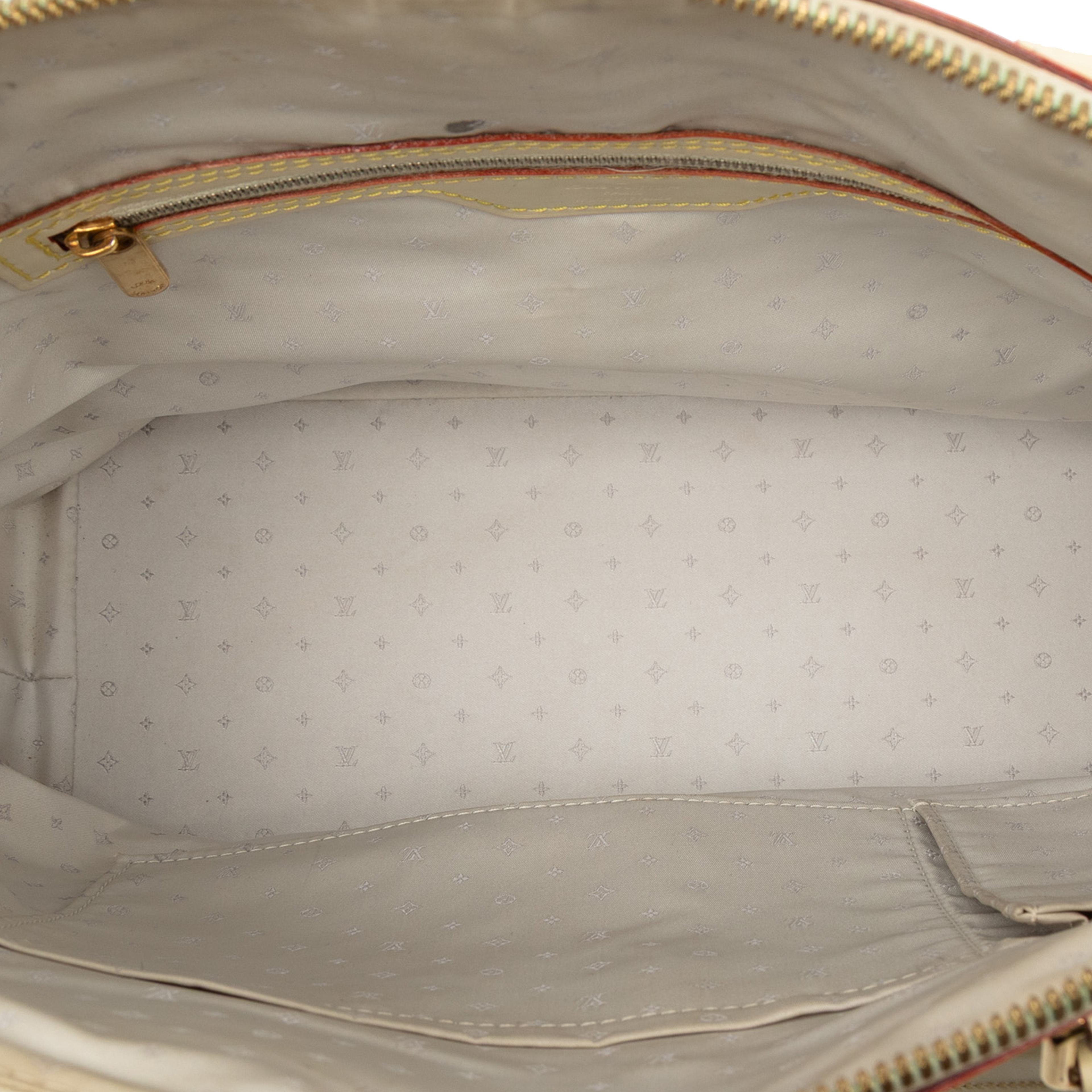 Louis Vuitton Suhali Lockit Mm, från Luxclusif, i färgen beige. Klicka för att öppna bilden i stort format