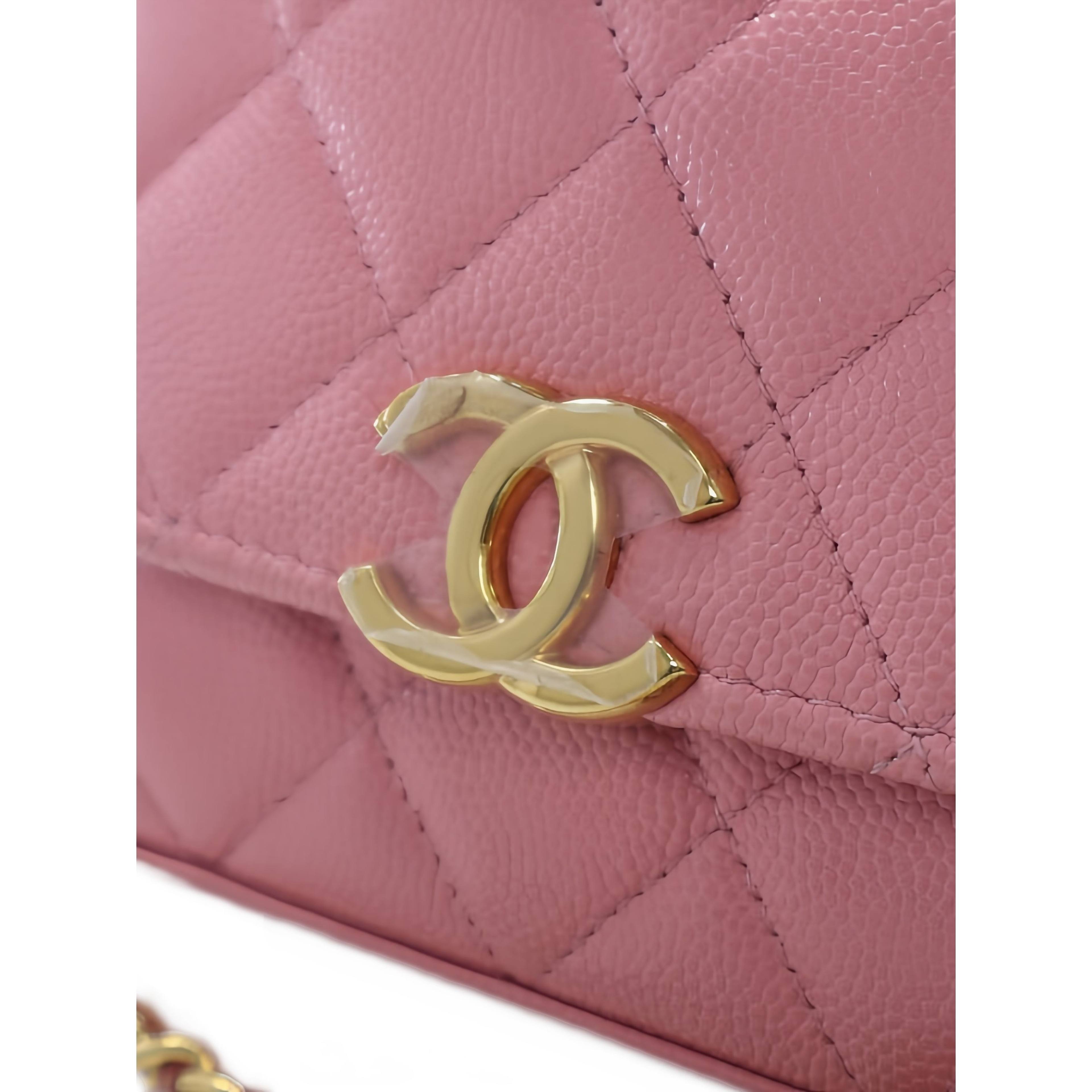 Chanel Mini Cc Quilted Caviar Top Handle Clutch With Chain, från Luxclusif, i färgen rosa. Klicka för att öppna bilden i stort format