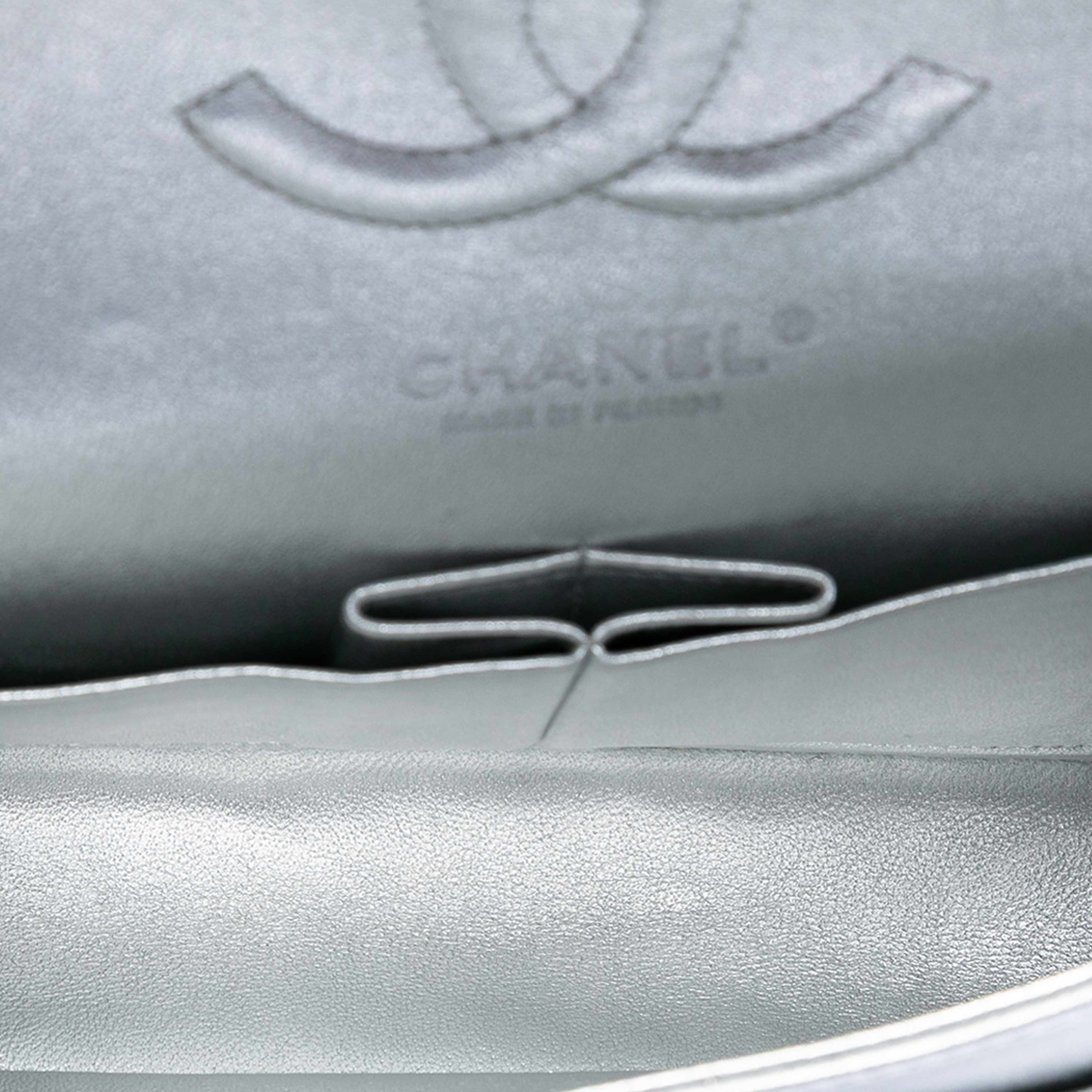 Chanel Medium Classic Metallic Lambskin Double Flap, från Luxclusif, i färgen silver. Klicka för att öppna bilden i stort format