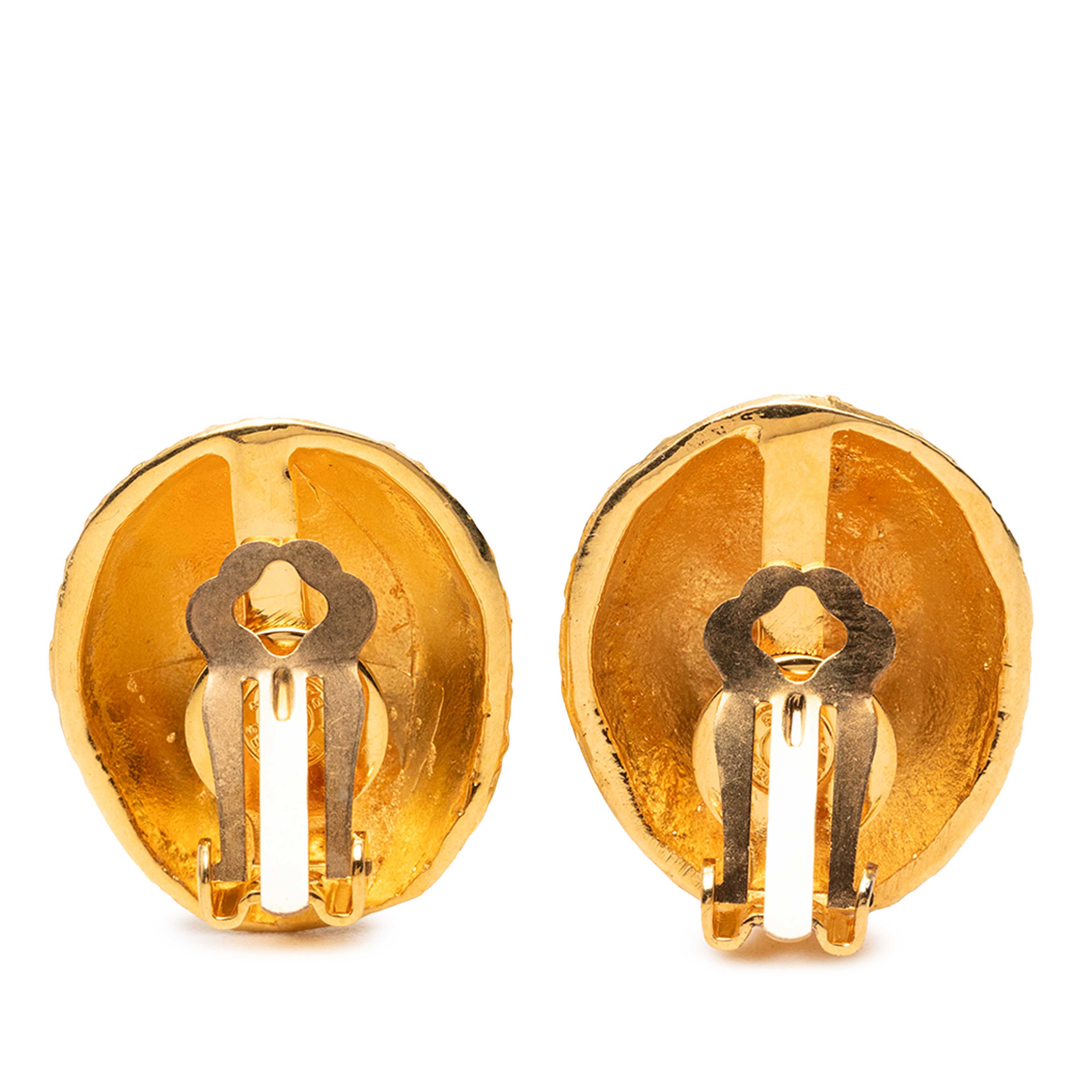 Hermès Gold Plated Shell Shaped Clip On Earrings, från Luxclusif, i färgen gold. Klicka för att öppna bilden i stort format
