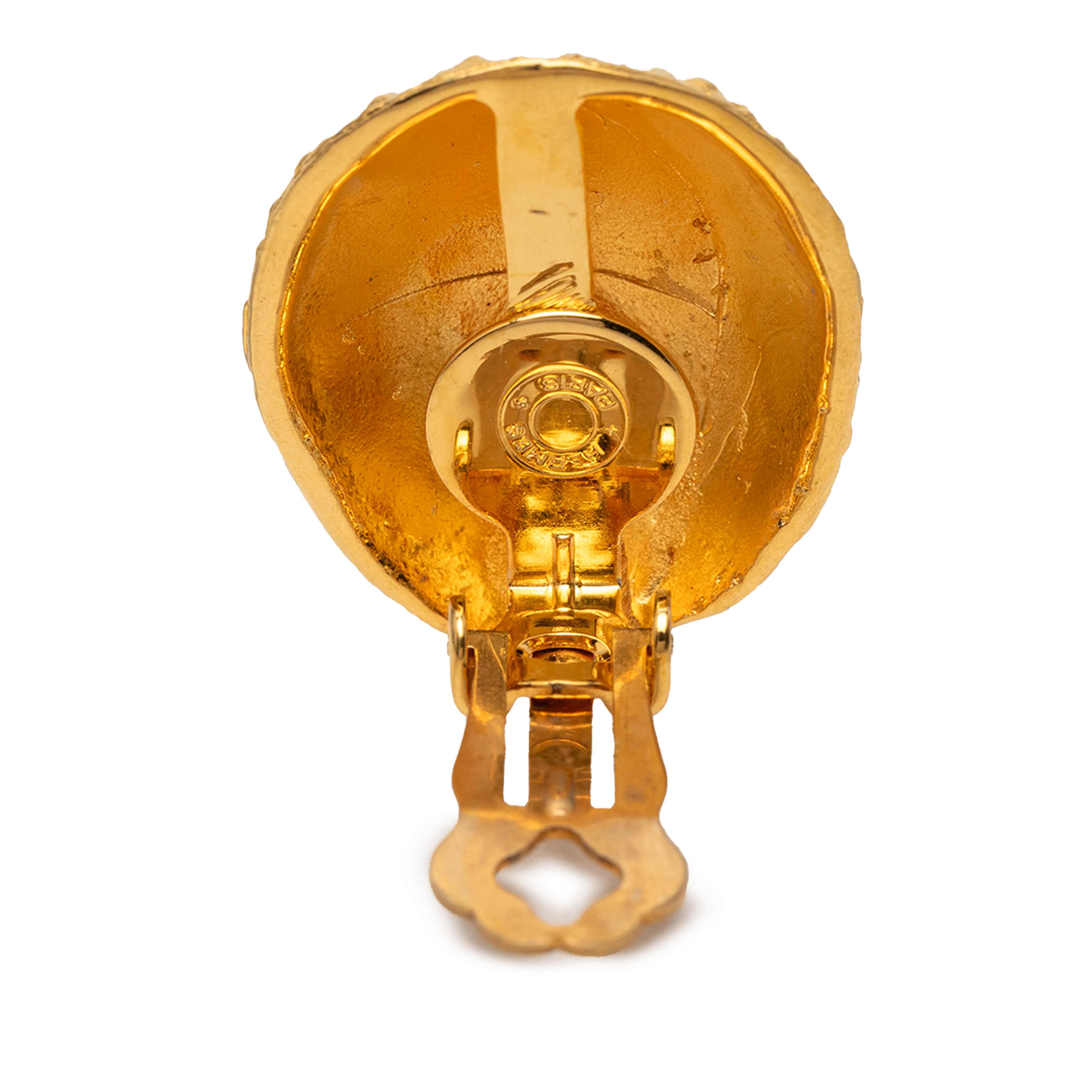 Hermès Gold Plated Shell Shaped Clip On Earrings, från Luxclusif, i färgen gold. Klicka för att öppna bilden i stort format